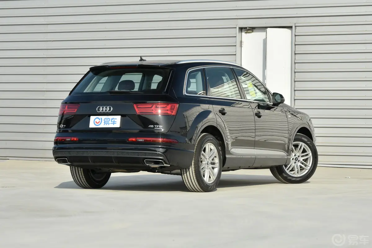 奥迪Q745 TFSI S line运动版侧后45度车头向右水平