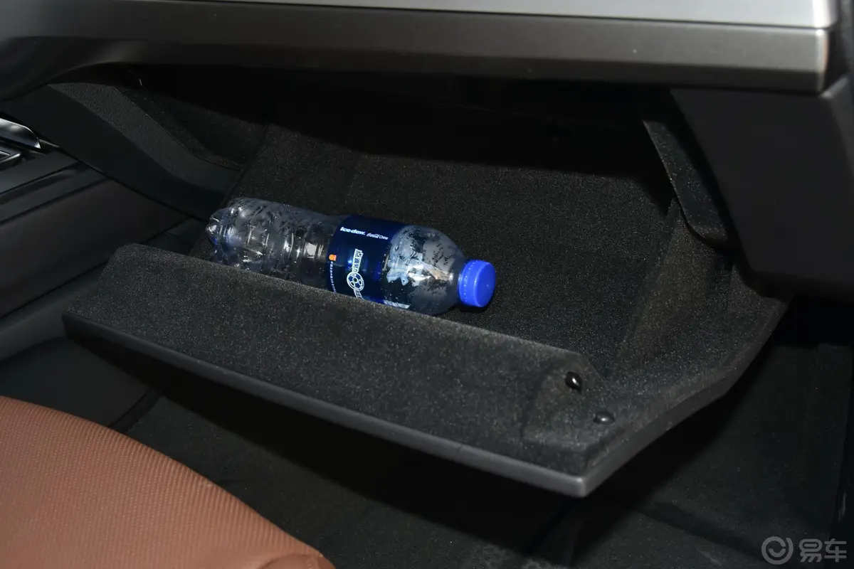 奥迪Q745 TFSI S line运动版手套箱空间水瓶横置