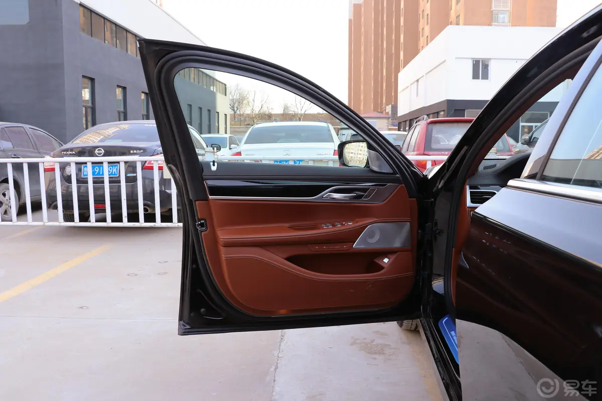 宝马7系740Li xDrive 尊享版 卓越套装驾驶员侧前车门
