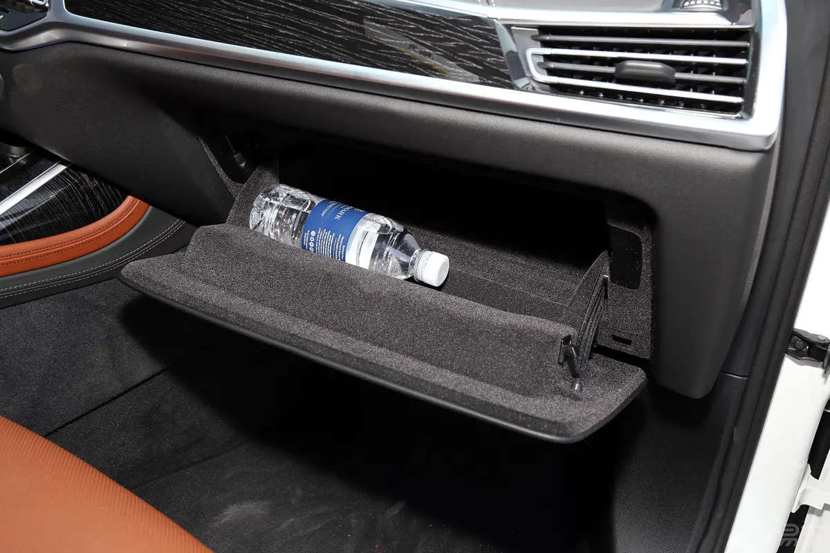宝马X7xDrive M50i手套箱空间水瓶横置