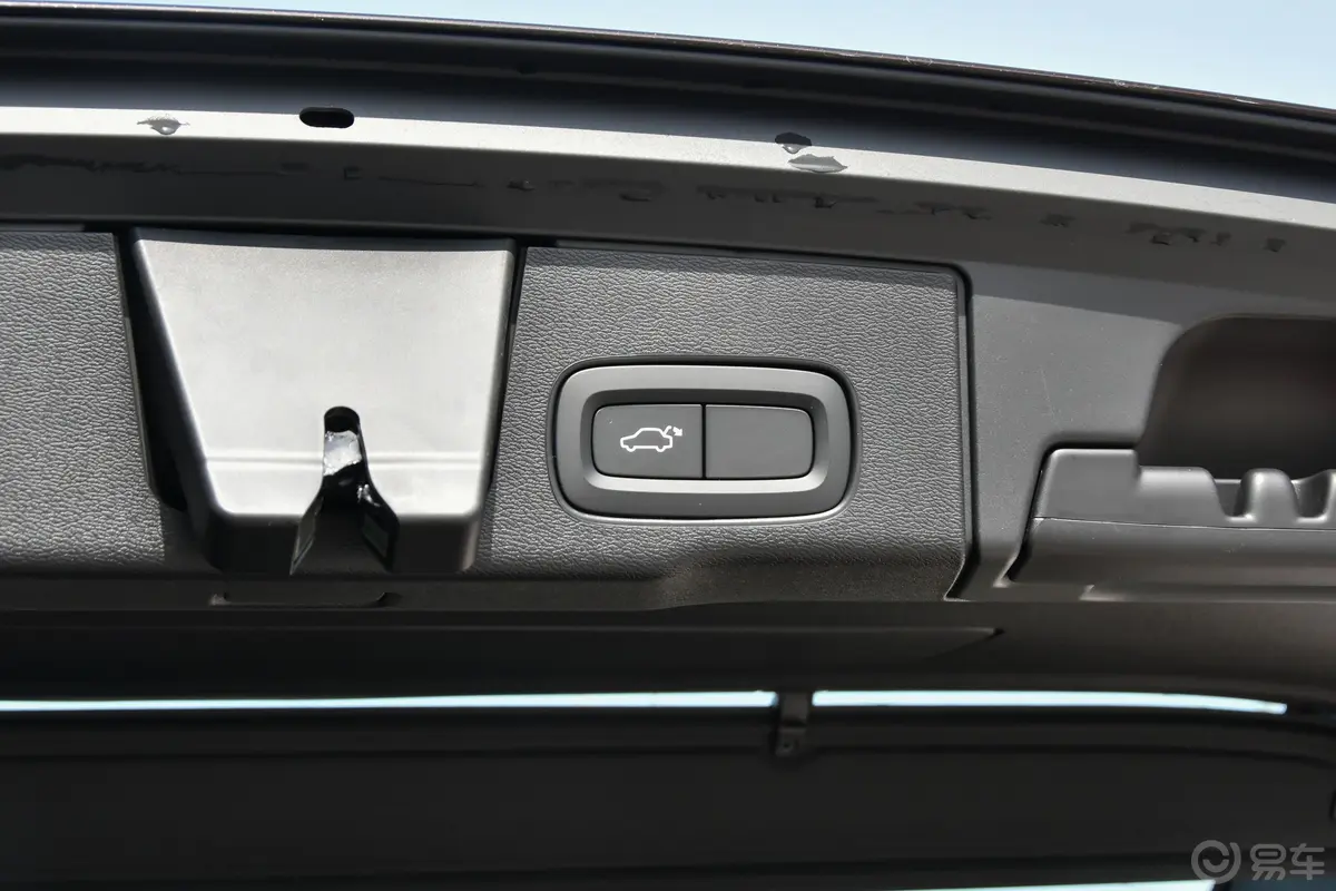 沃尔沃XC60T5 四驱 智远版 国Ⅴ电动尾门按键（手动扶手）