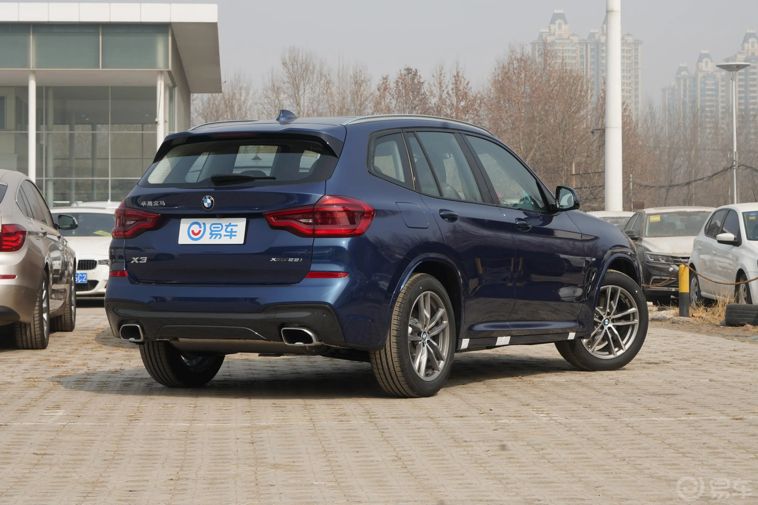 宝马X3xDrive 28i M运动套装 国V侧后45度车头向右水平