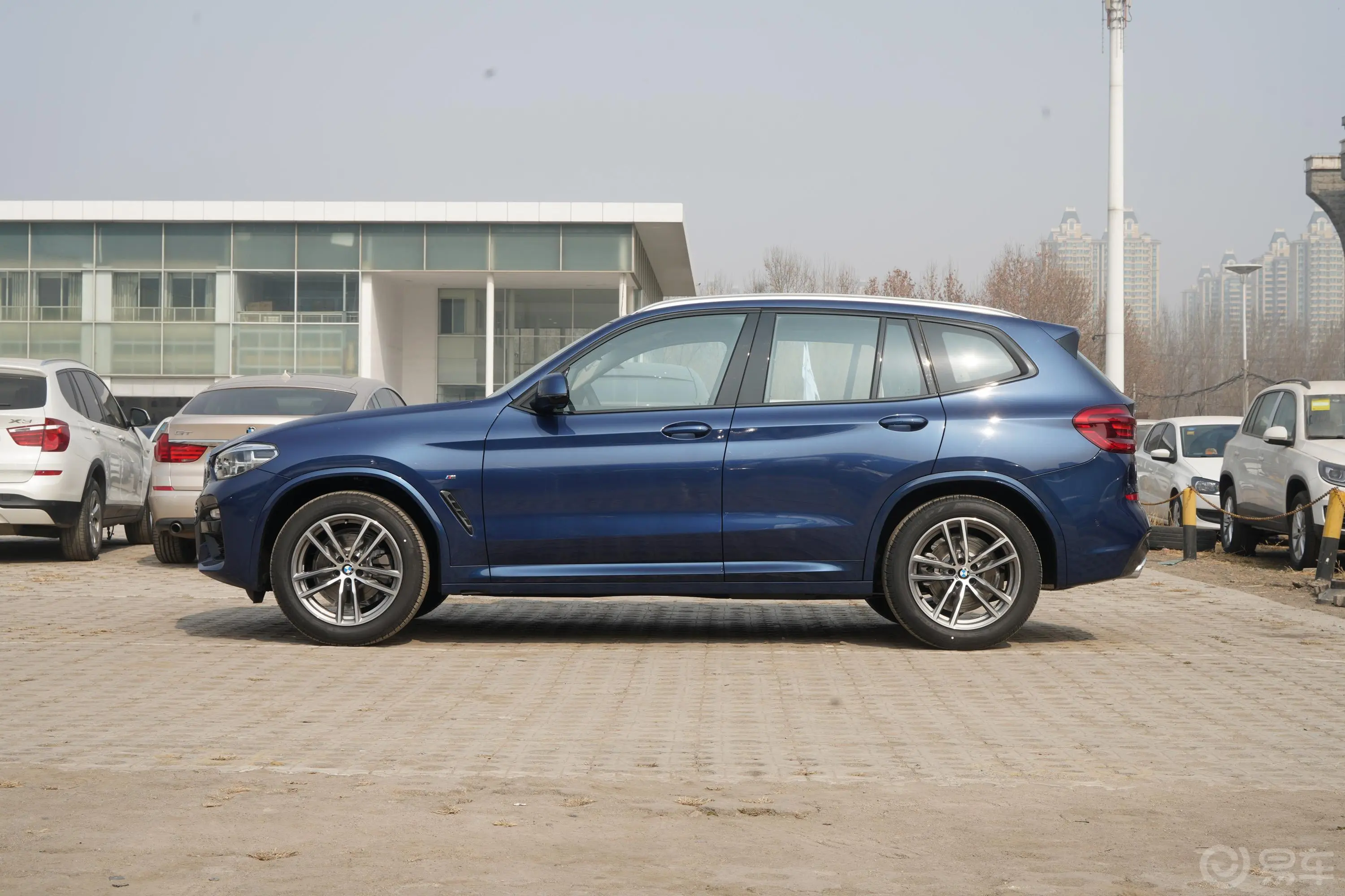 宝马X3xDrive 28i M运动套装 国V正侧车头向左水平