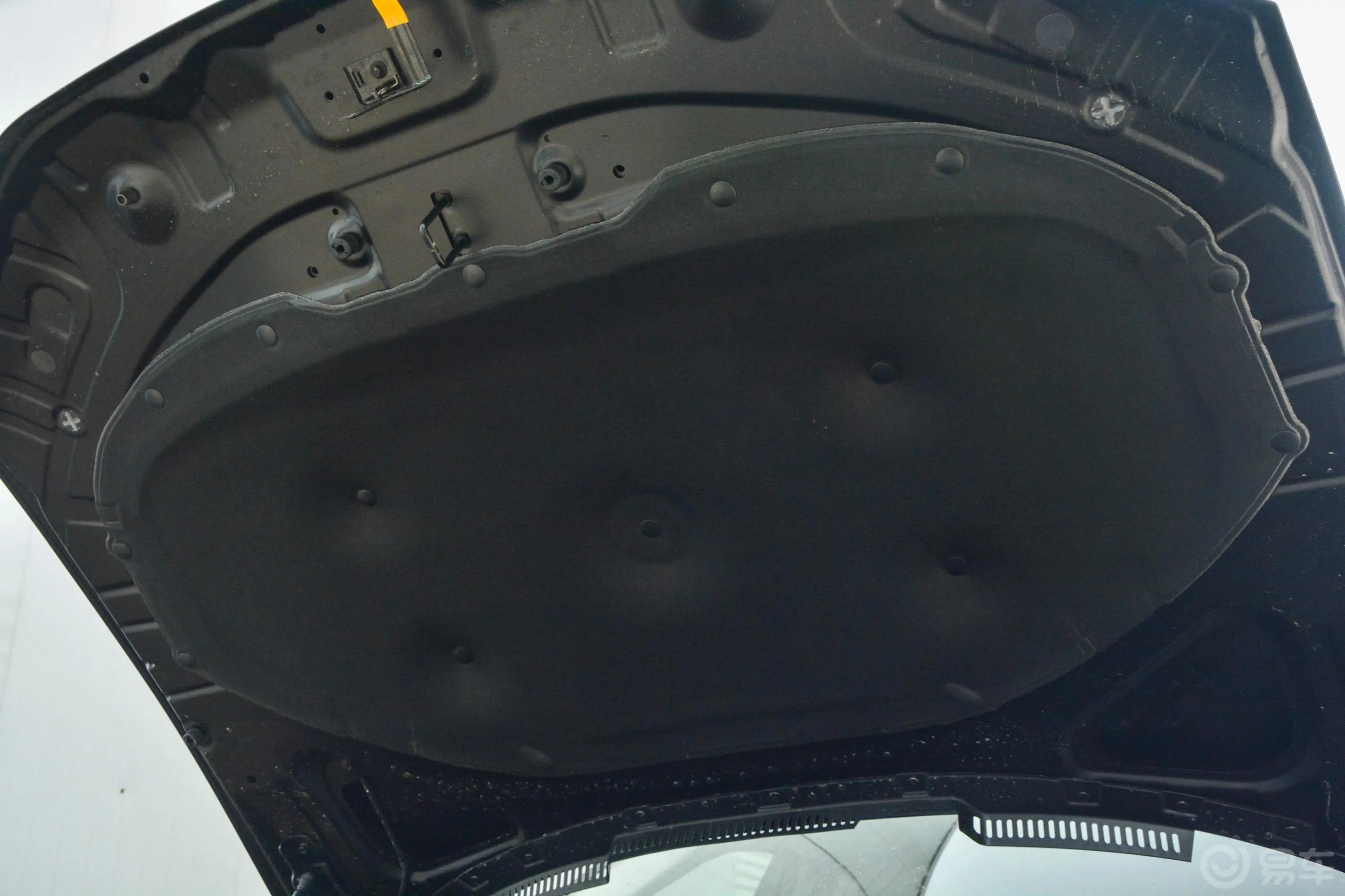 魏牌VV7升级款 2.0T 超豪版 国V发动机舱盖内侧