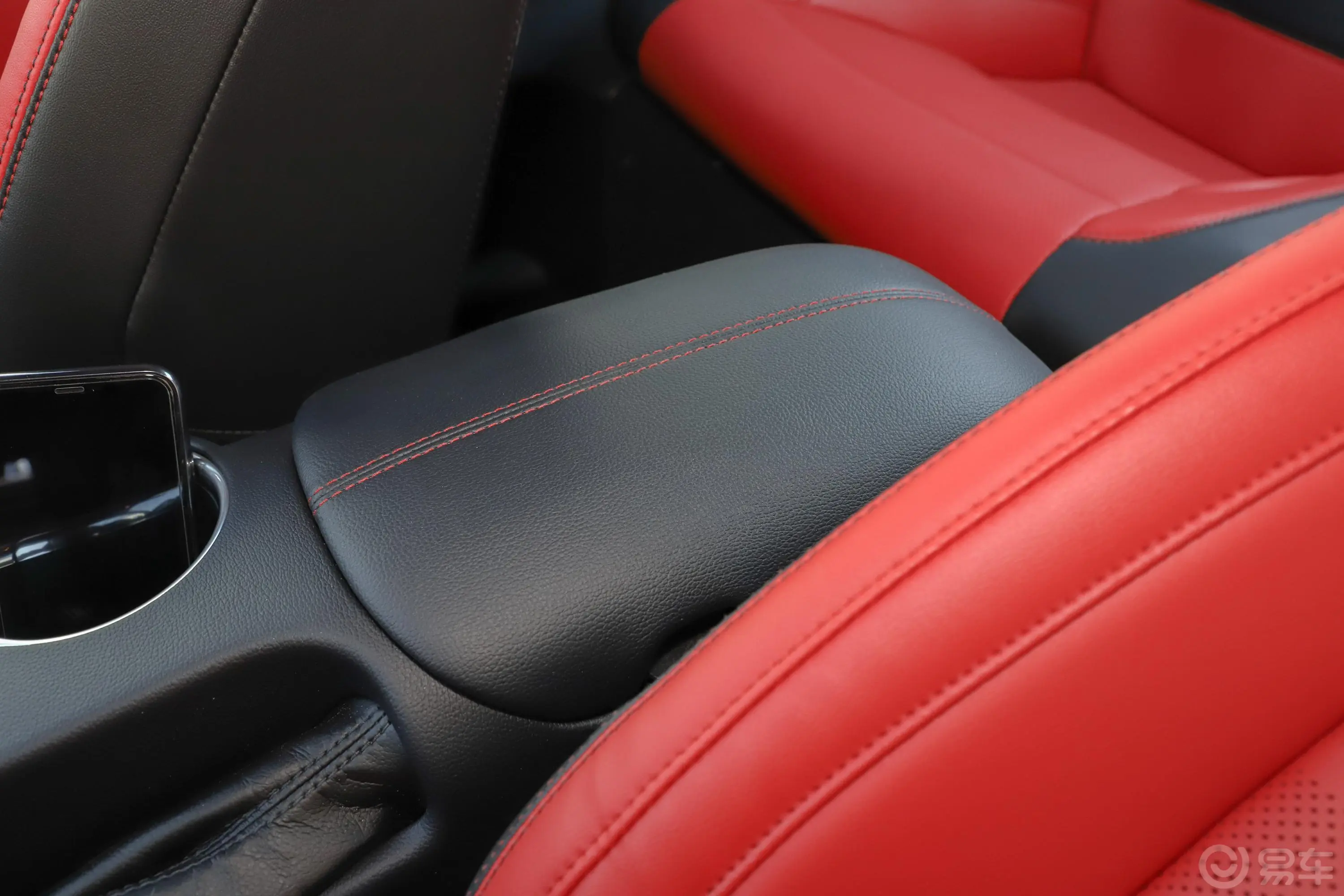 Mustang5.0L V8 GT前排中央扶手