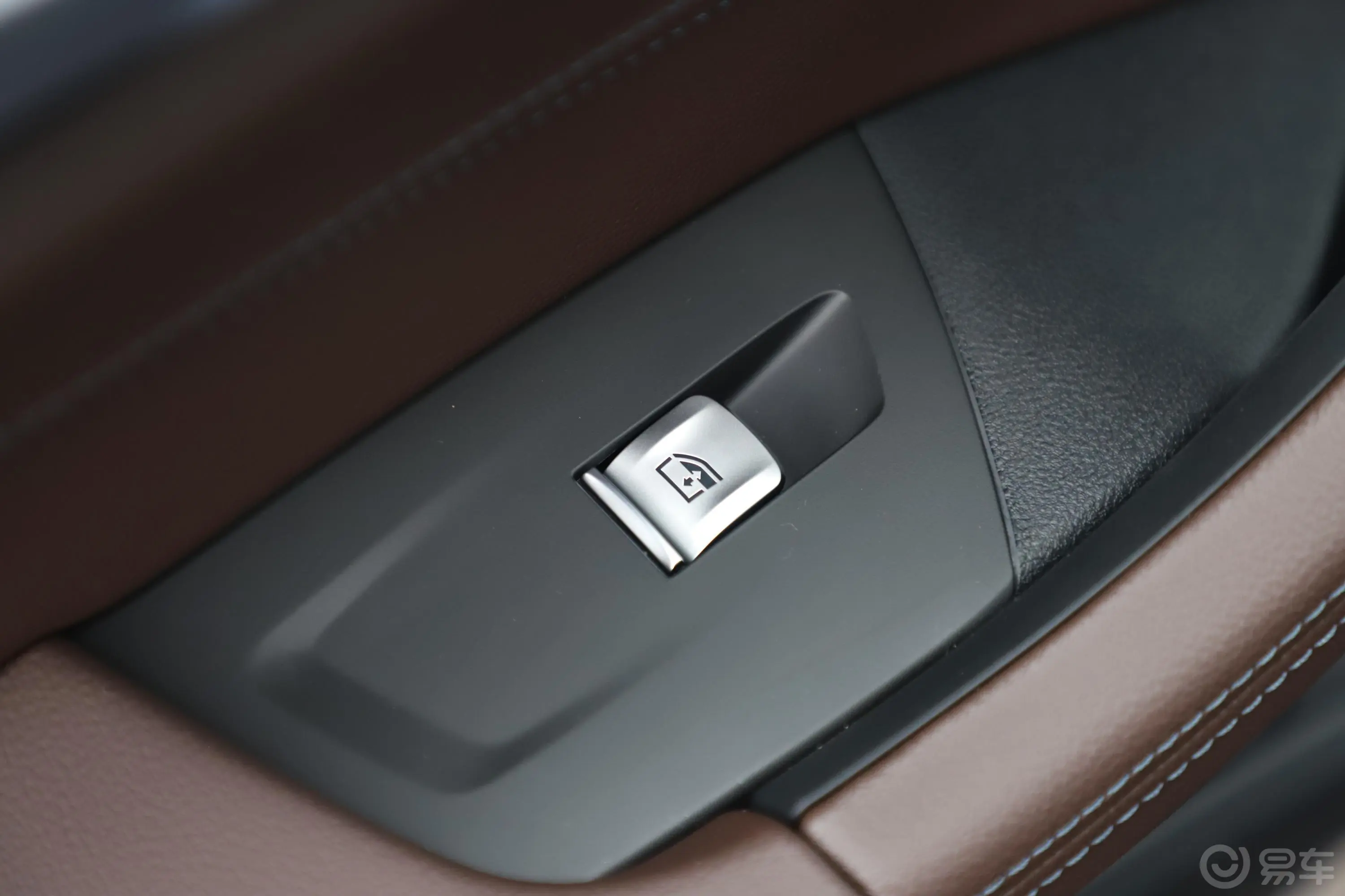 宝马X3xDrive 30i 尊享版 M运动套装后车窗调节