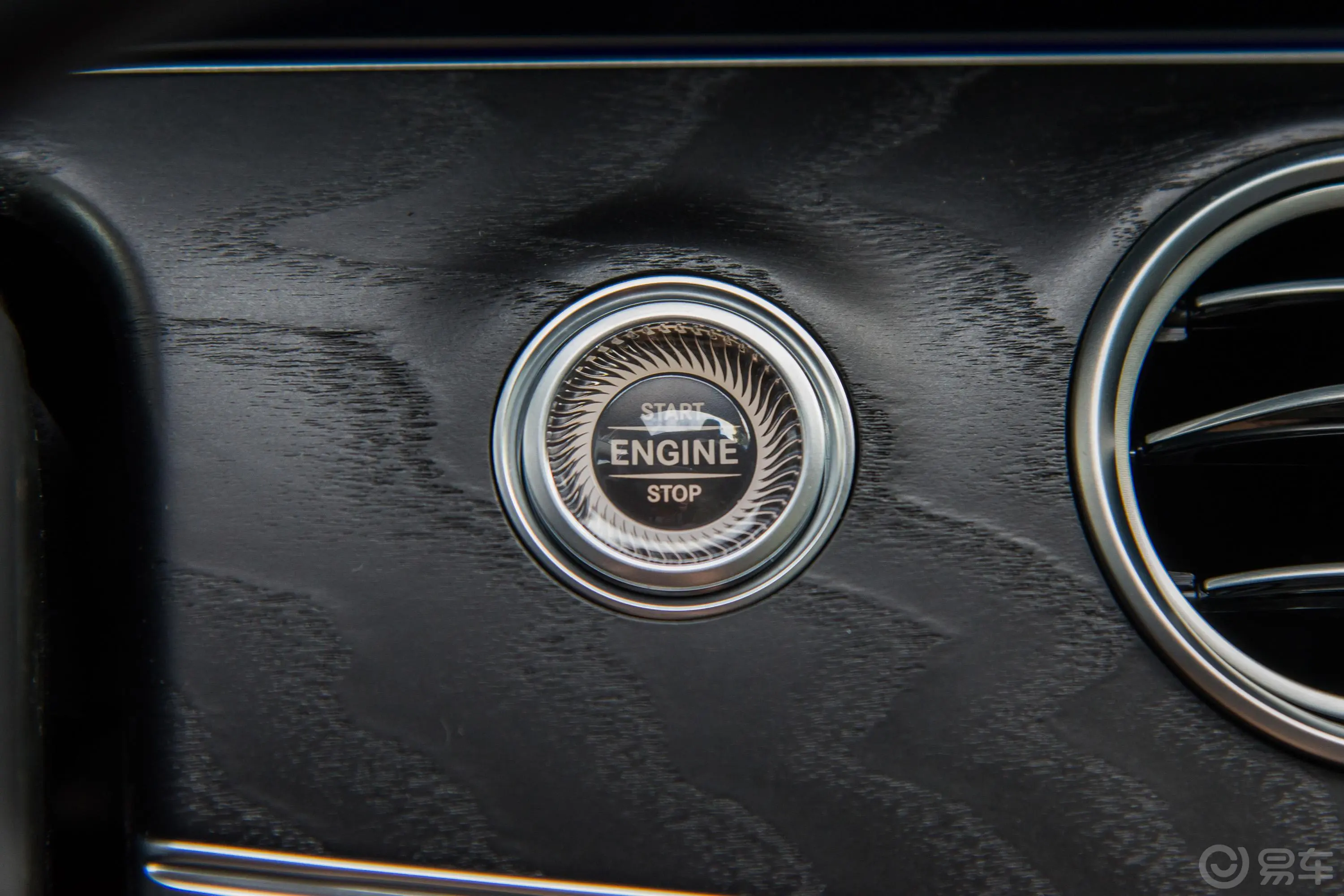 奔驰E级E 200 L 运动轿车钥匙孔或一键启动按键