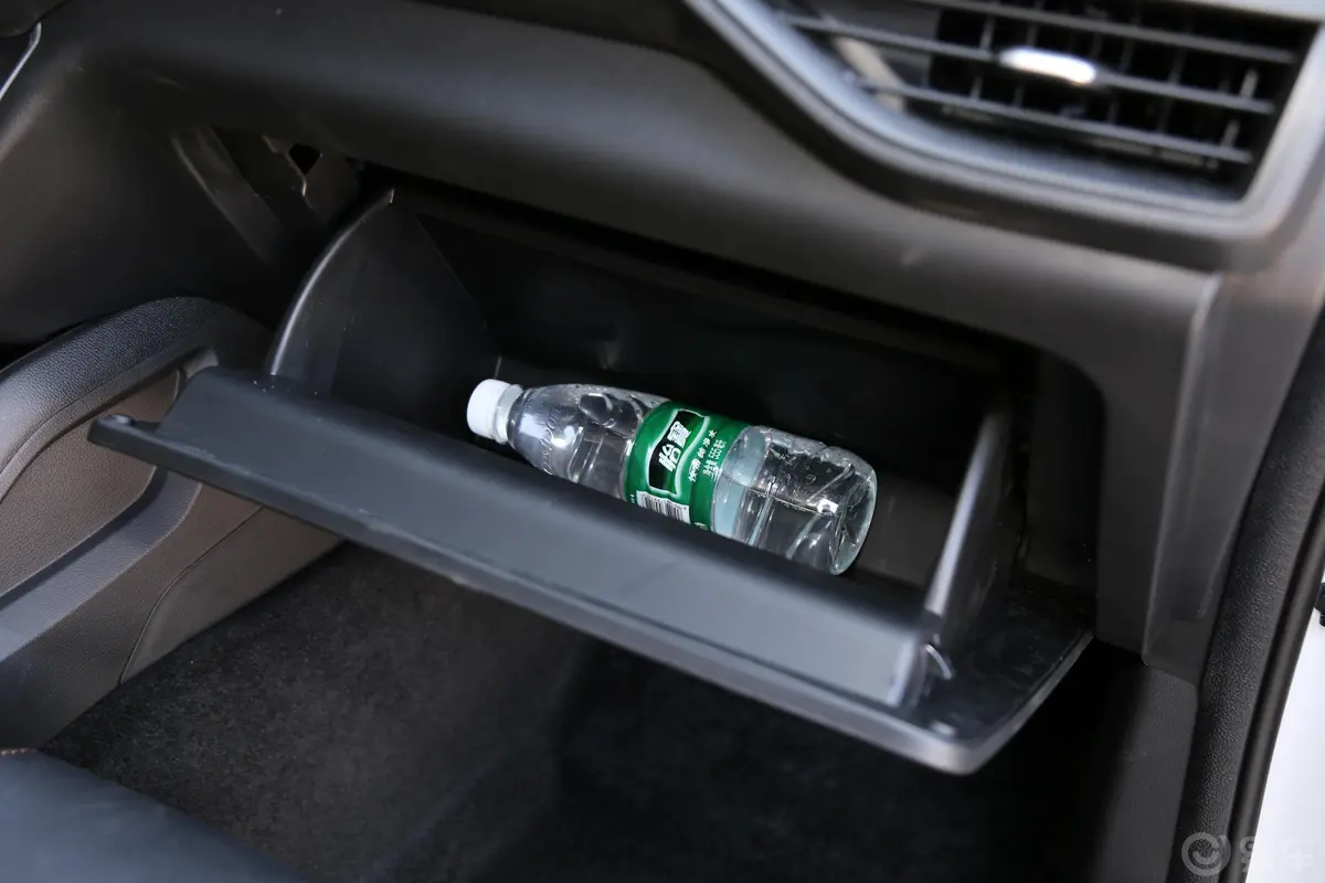 五菱宏光S3自动离合版 1.5L 手动 舒适型 国V手套箱空间水瓶横置