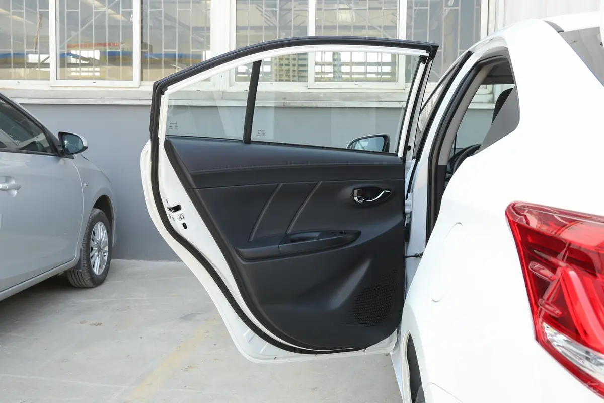 YARiS L 致享1.5G CVT 炫动天窗版 国Ⅵ驾驶员侧后车门