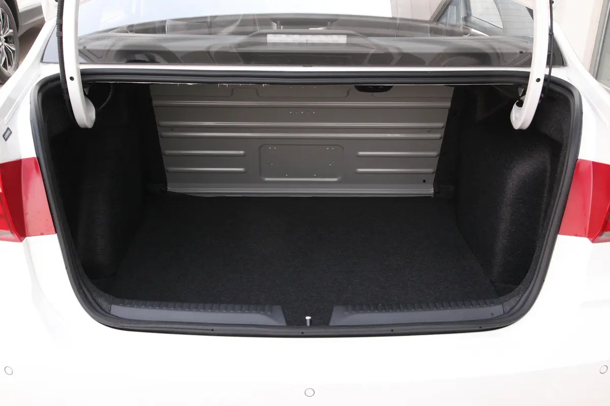 桑塔纳1.5L 自动 舒适版后备厢空间特写