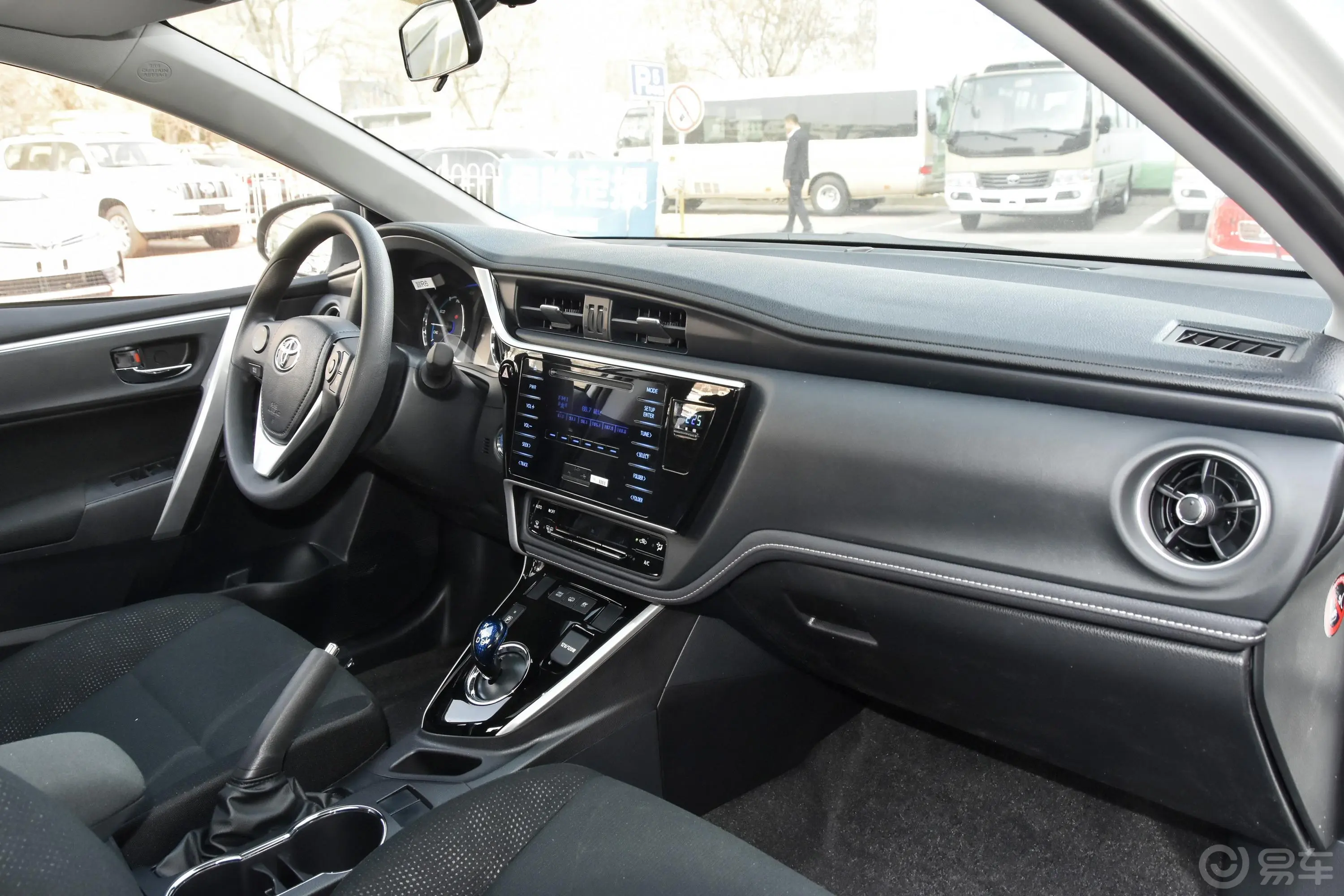 卡罗拉 双擎E+1.8L E-CVT 领先版内饰全景副驾方向