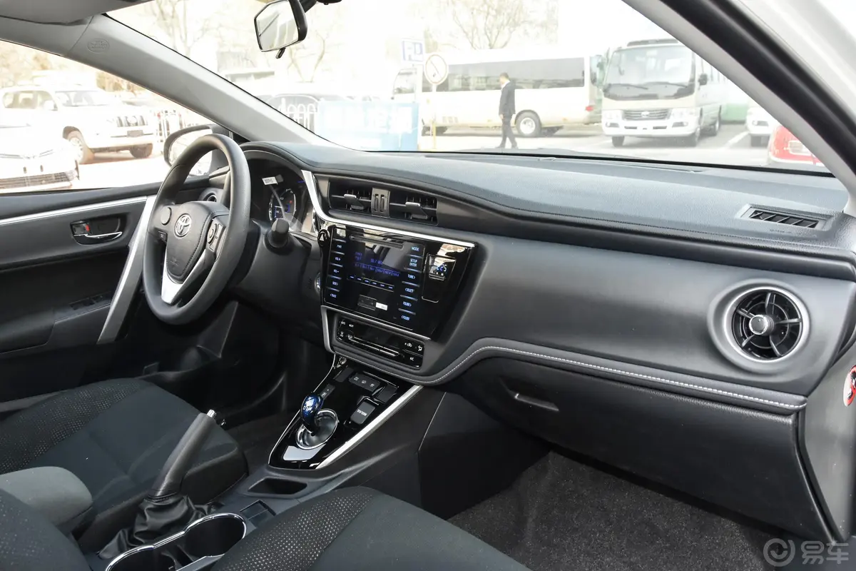 卡罗拉 双擎E+1.8L E-CVT 领先版内饰全景副驾方向