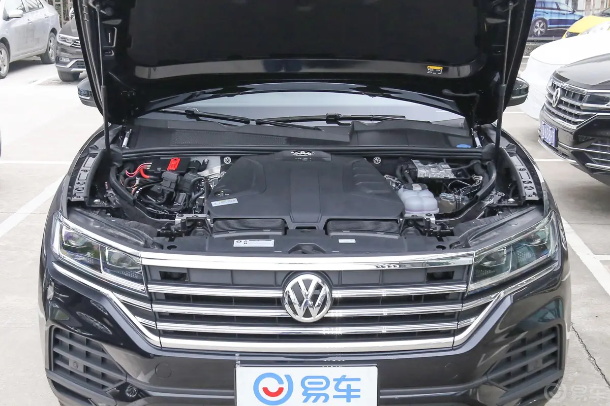 途锐2.0TSI 领航版 国VI发动机舱整体