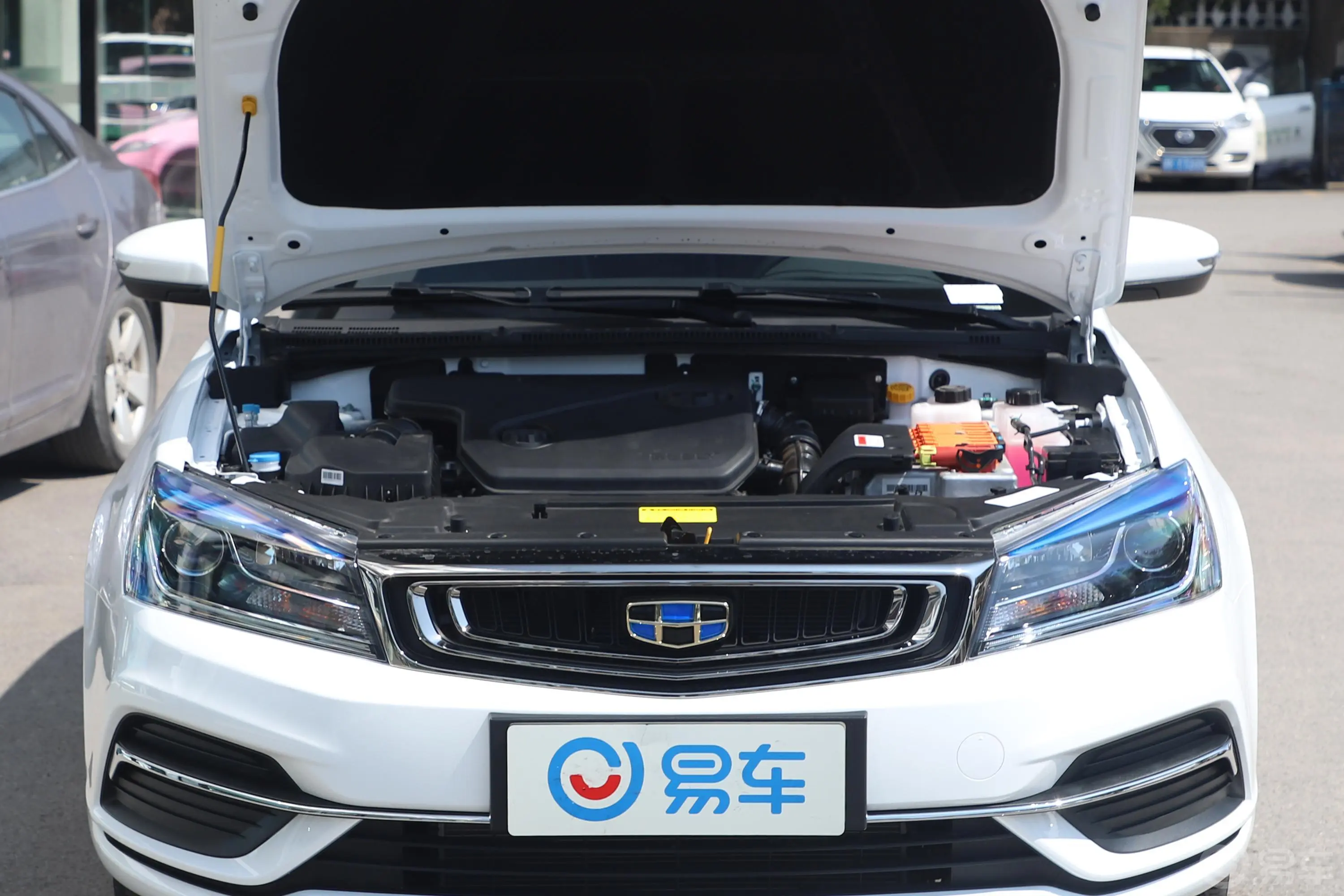 帝豪PHEV1.5L E-CVT 进取版发动机舱整体