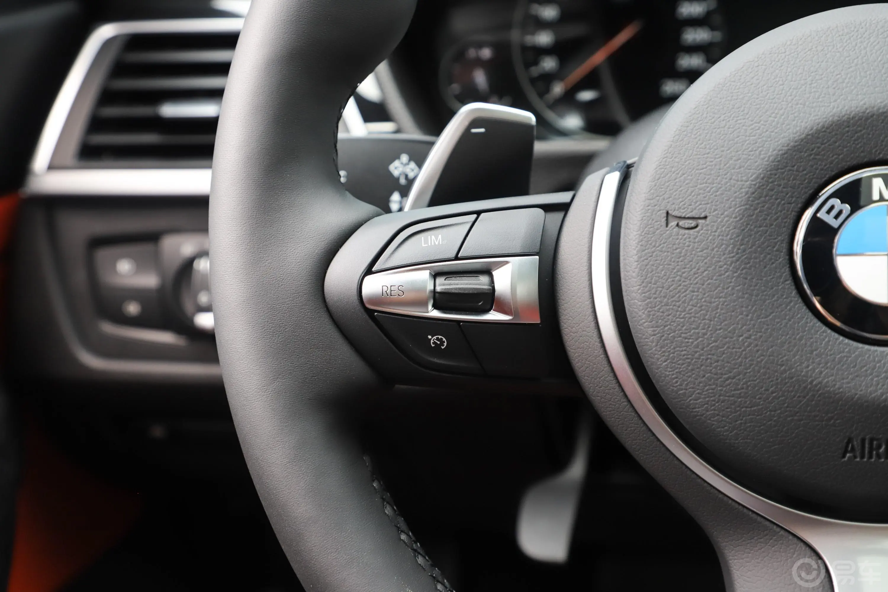 宝马3系GT330i xDrive M运动版左侧方向盘功能按键
