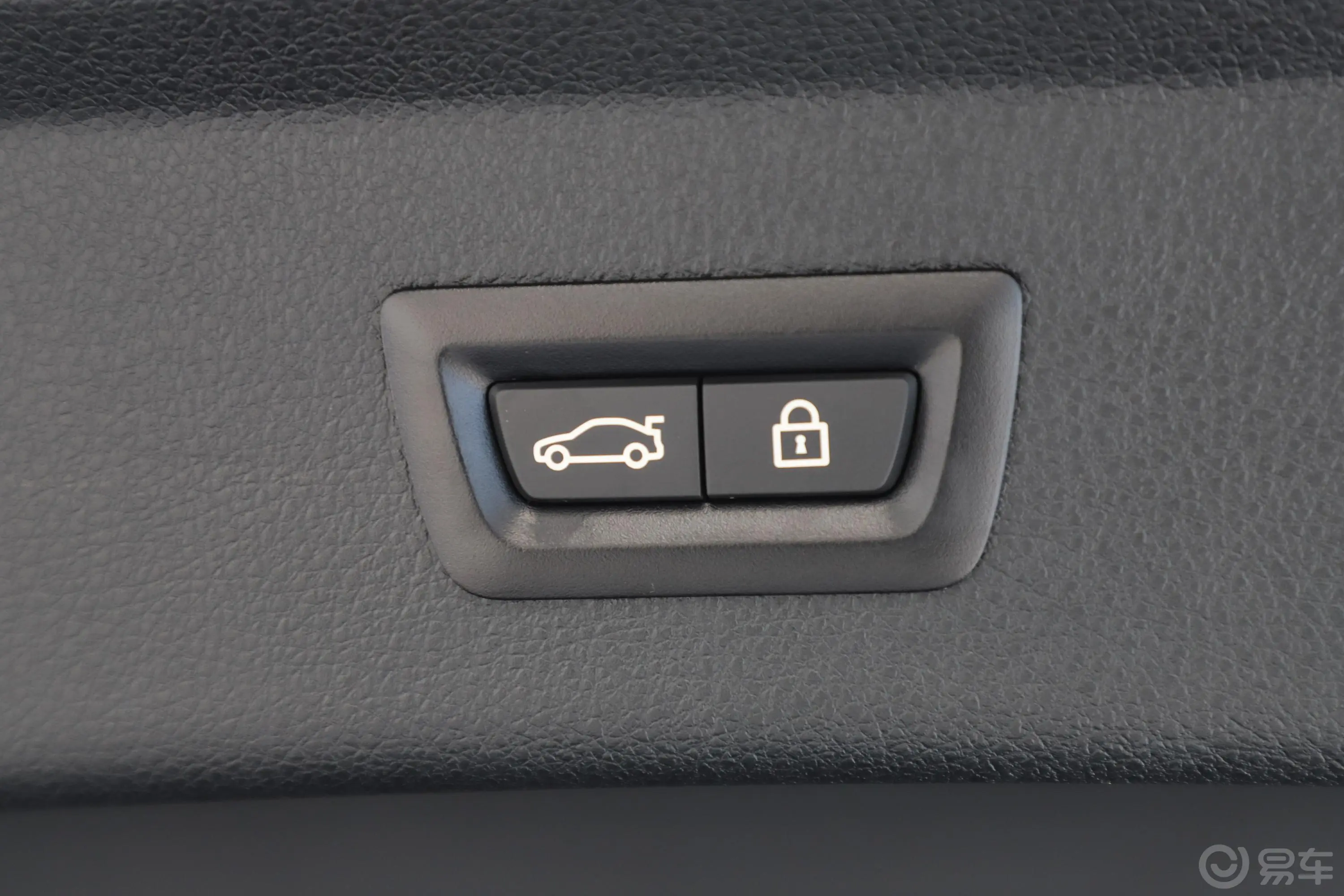 宝马3系GT330i xDrive M运动版电动尾门按键（手动扶手）