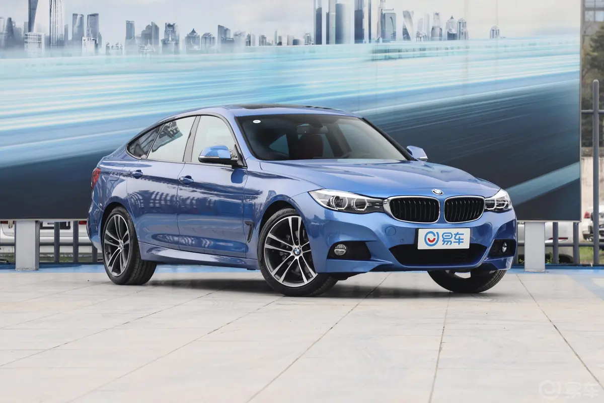 宝马3系GT330i xDrive M运动版侧前45度车头向右水平