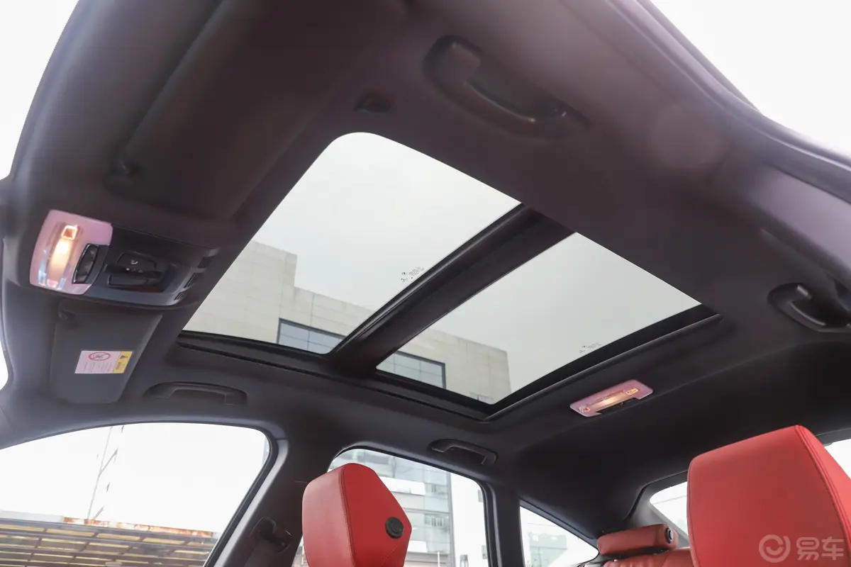 宝马3系GT330i xDrive M运动版天窗内拍关闭
