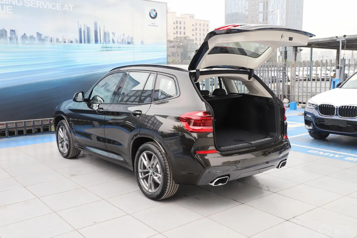 宝马X3xDrive 28i M运动套装后备厢开启45度侧拍