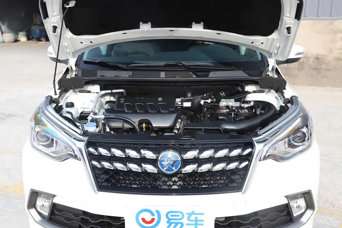 启辰T702.0L CVT 睿享版发动机舱整体