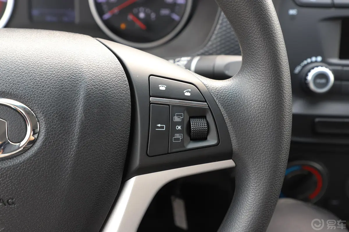 风骏52.4L 手动 小双 欧洲版 汽油 两驱 进取版右侧方向盘功能按键
