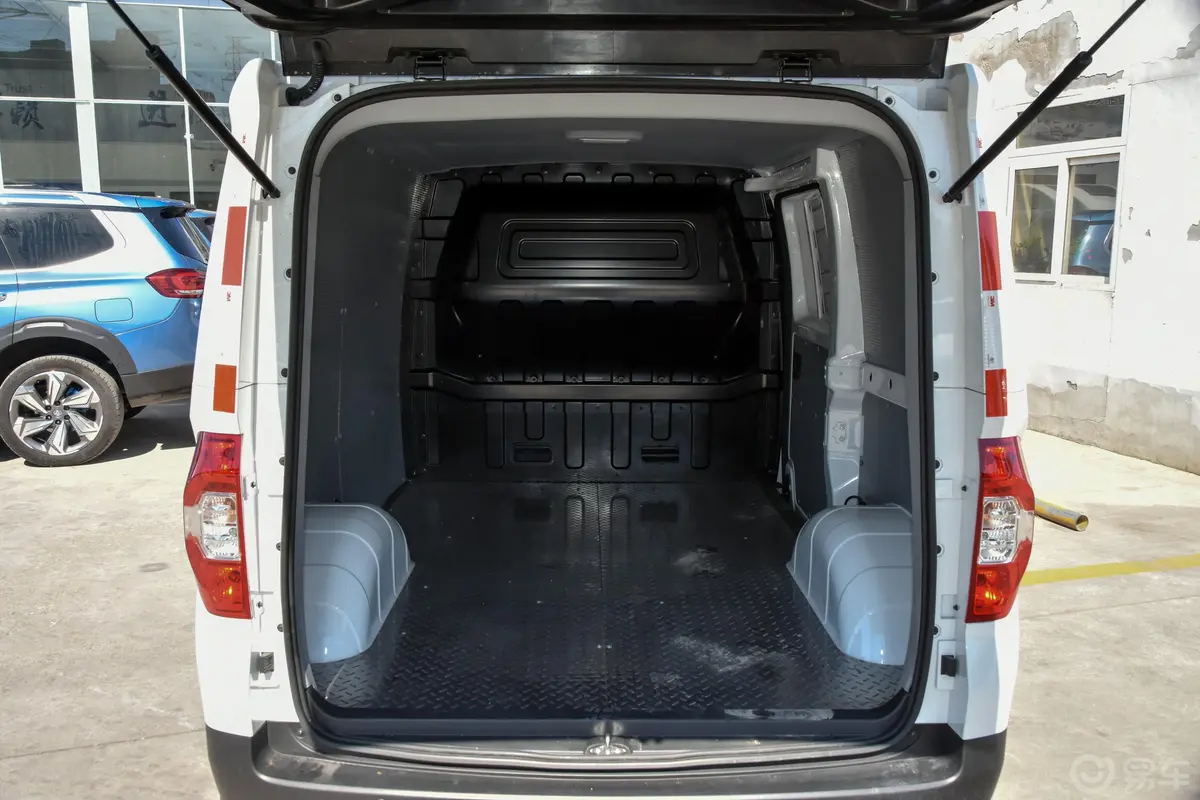 大通EV30短轴 智联版 上汽时代电池 35kWh后备厢空间特写