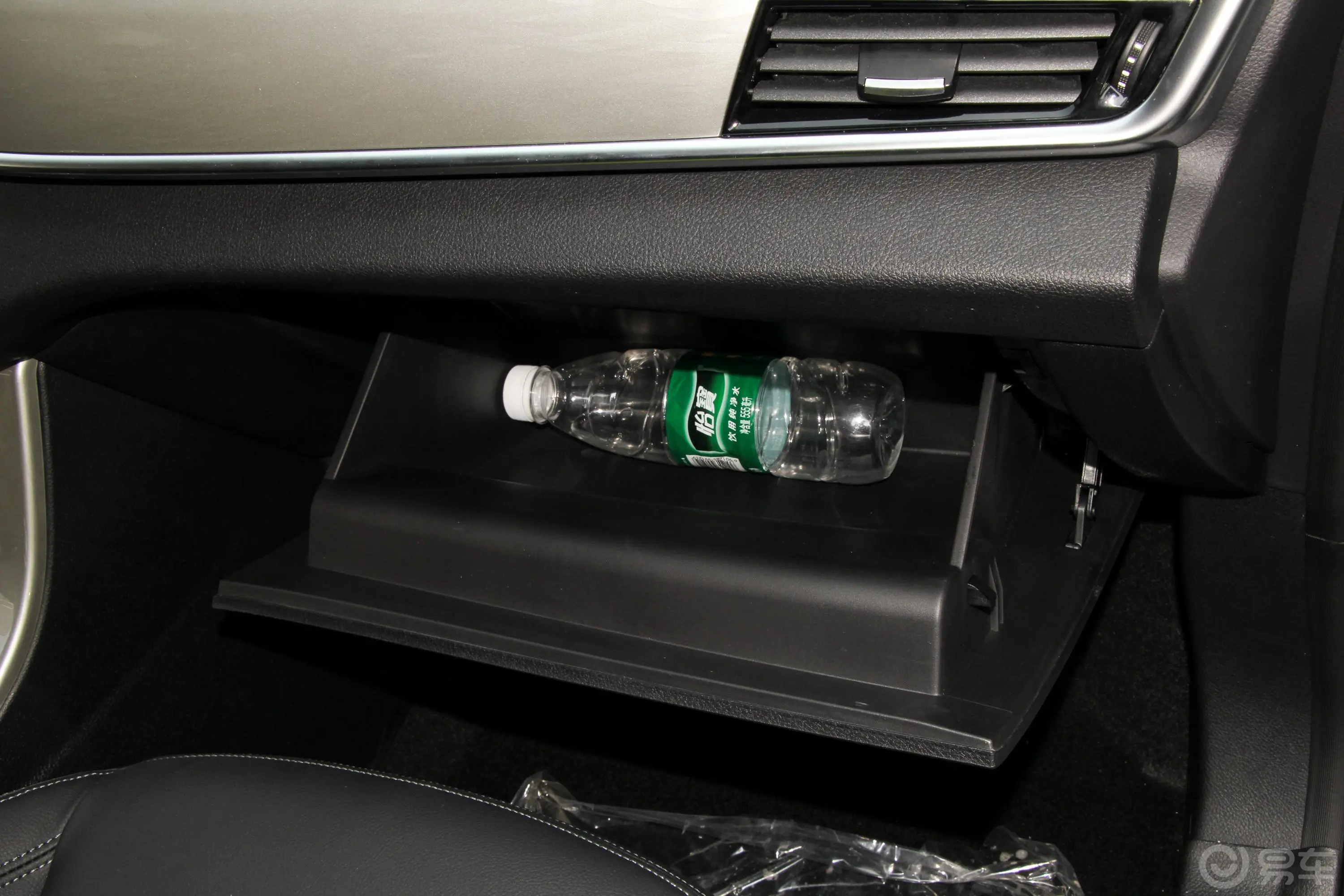 汉腾X51.5L 手动 舒适版 国V手套箱空间水瓶横置