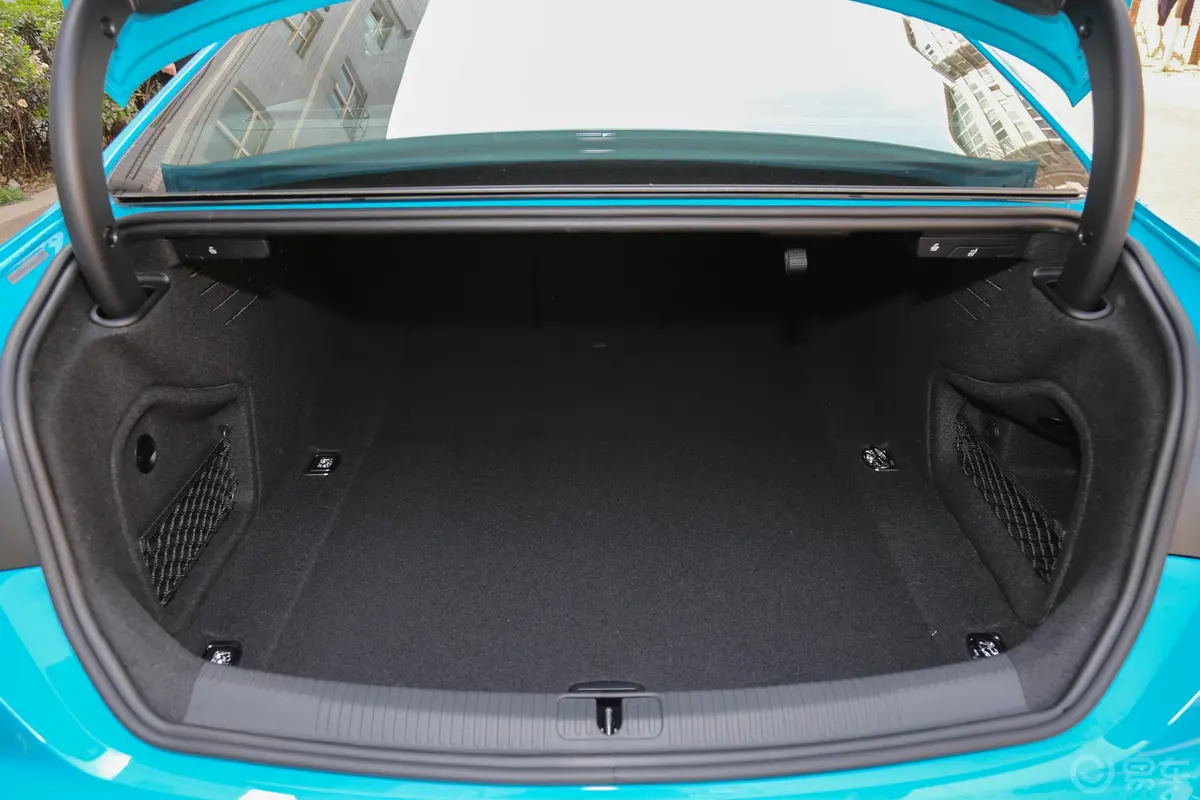 奥迪RS 52.9T Coupe后备厢空间特写
