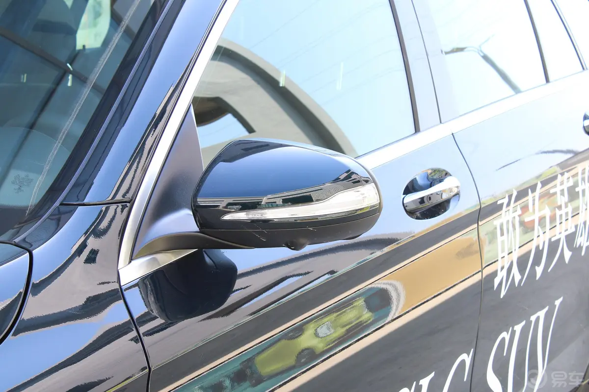 奔驰GLCGLC 300 L 4MATIC 动感版主驾驶后视镜背面