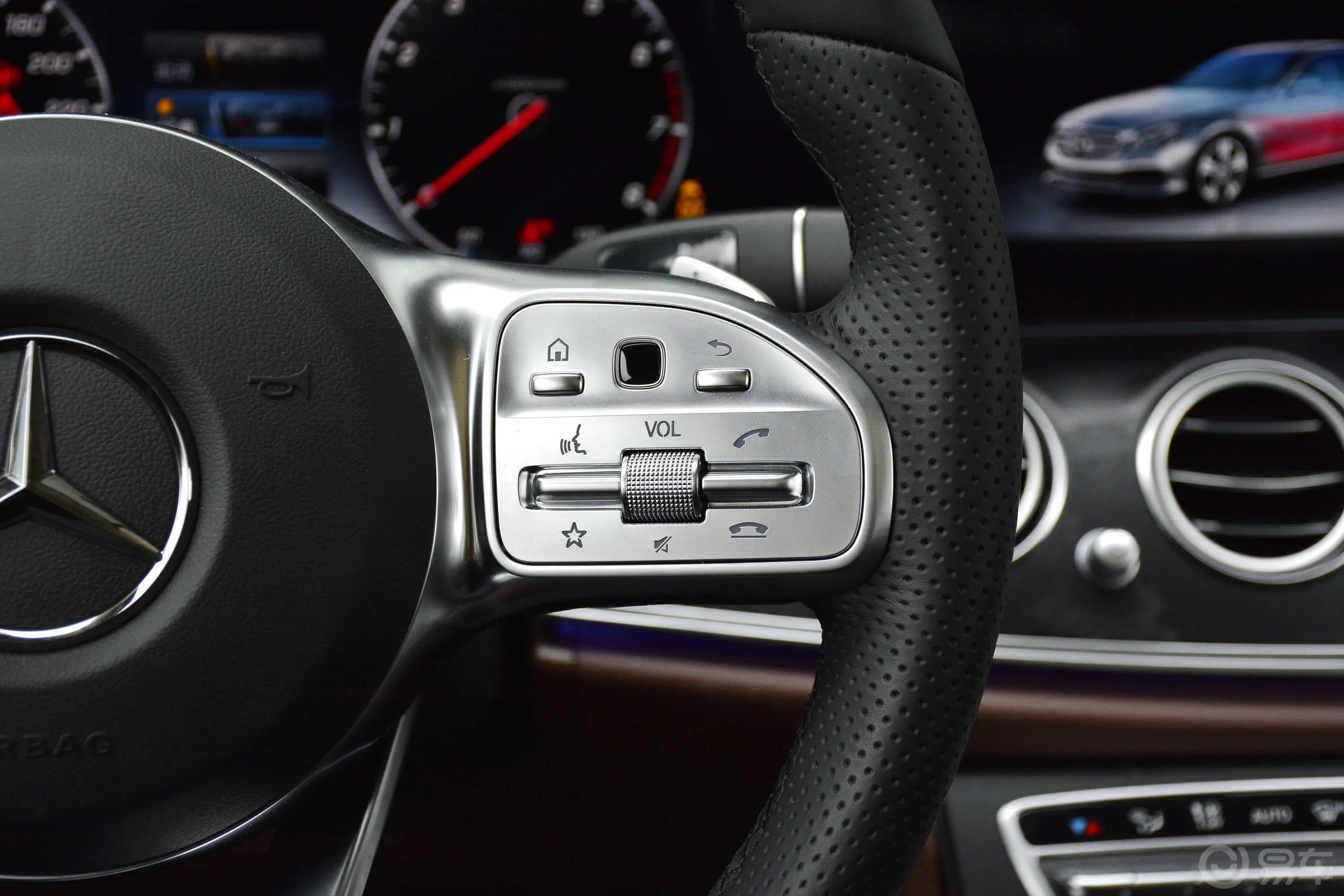 奔驰E级改款 E 300 L 时尚版 运动轿车右侧方向盘功能按键