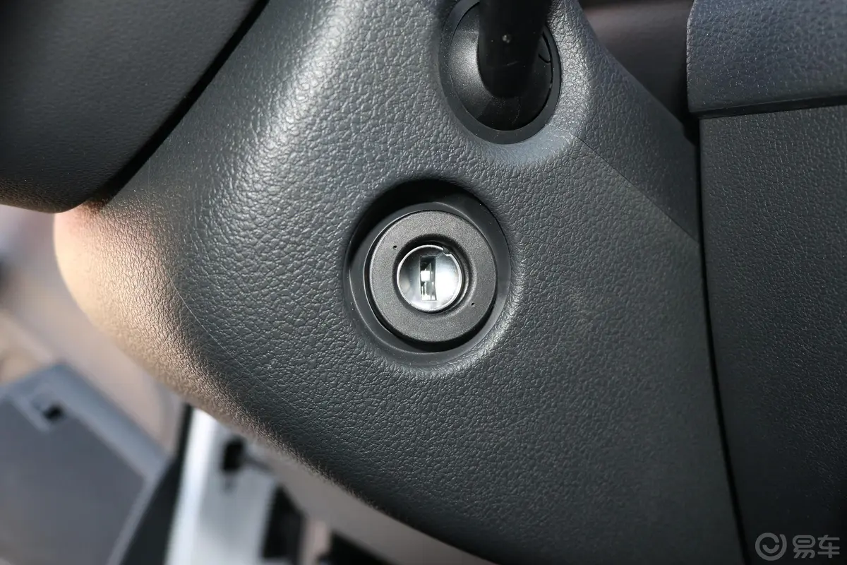 桑塔纳1.5L 手动 舒适版钥匙孔或一键启动按键