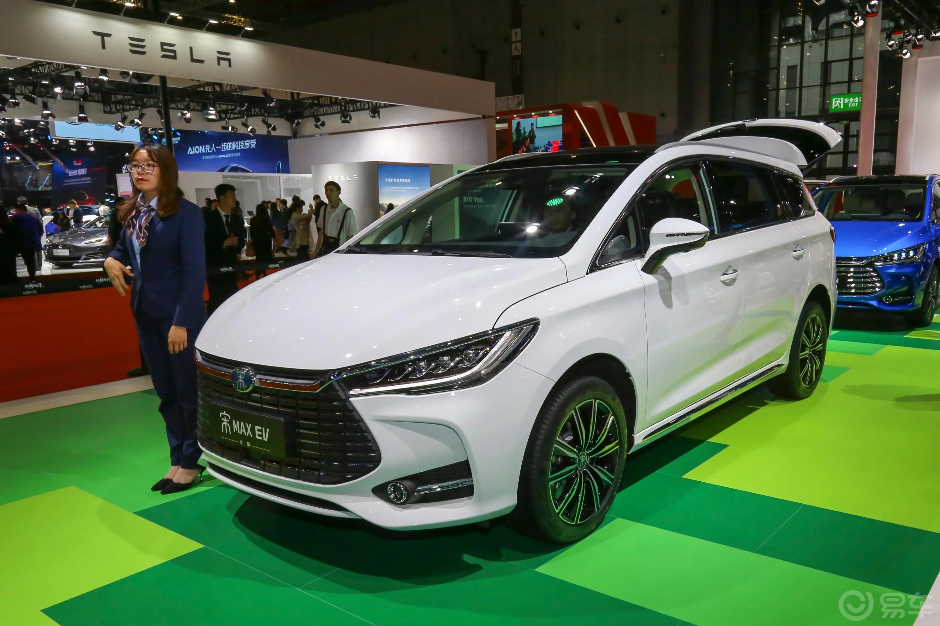 宋MAX新能源EV 智行限量版 旗舰型侧前45度车头向左水平