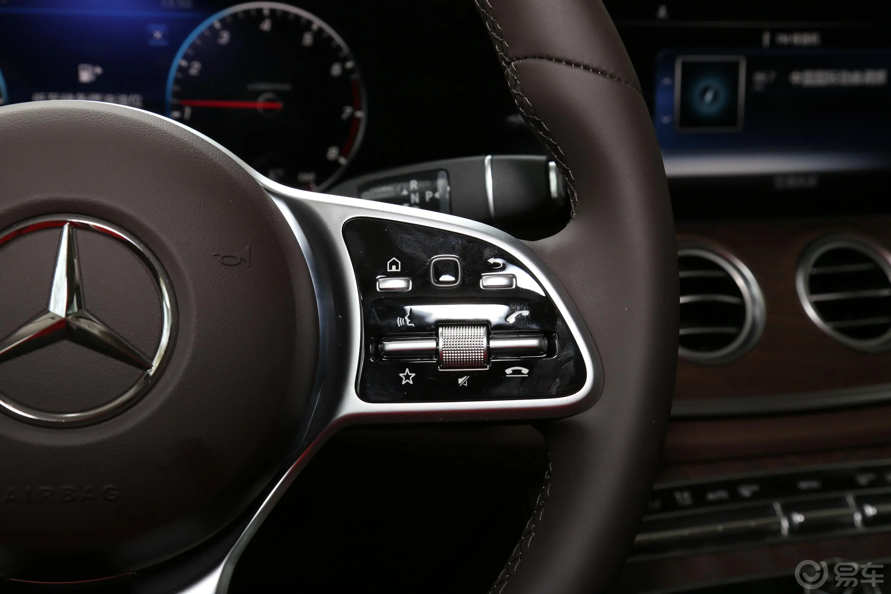奔驰E级改款 E 300 L 时尚版右侧方向盘功能按键