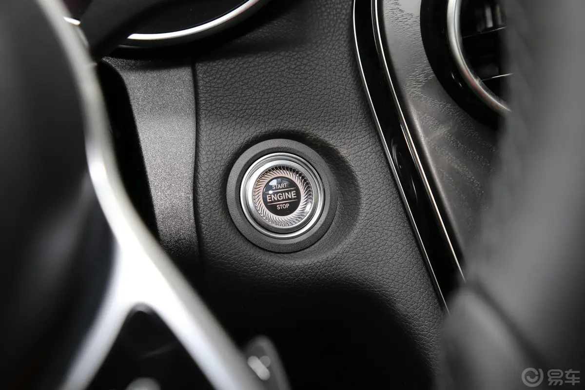 奔驰C级改款 C 260 L 运动轿车钥匙孔或一键启动按键