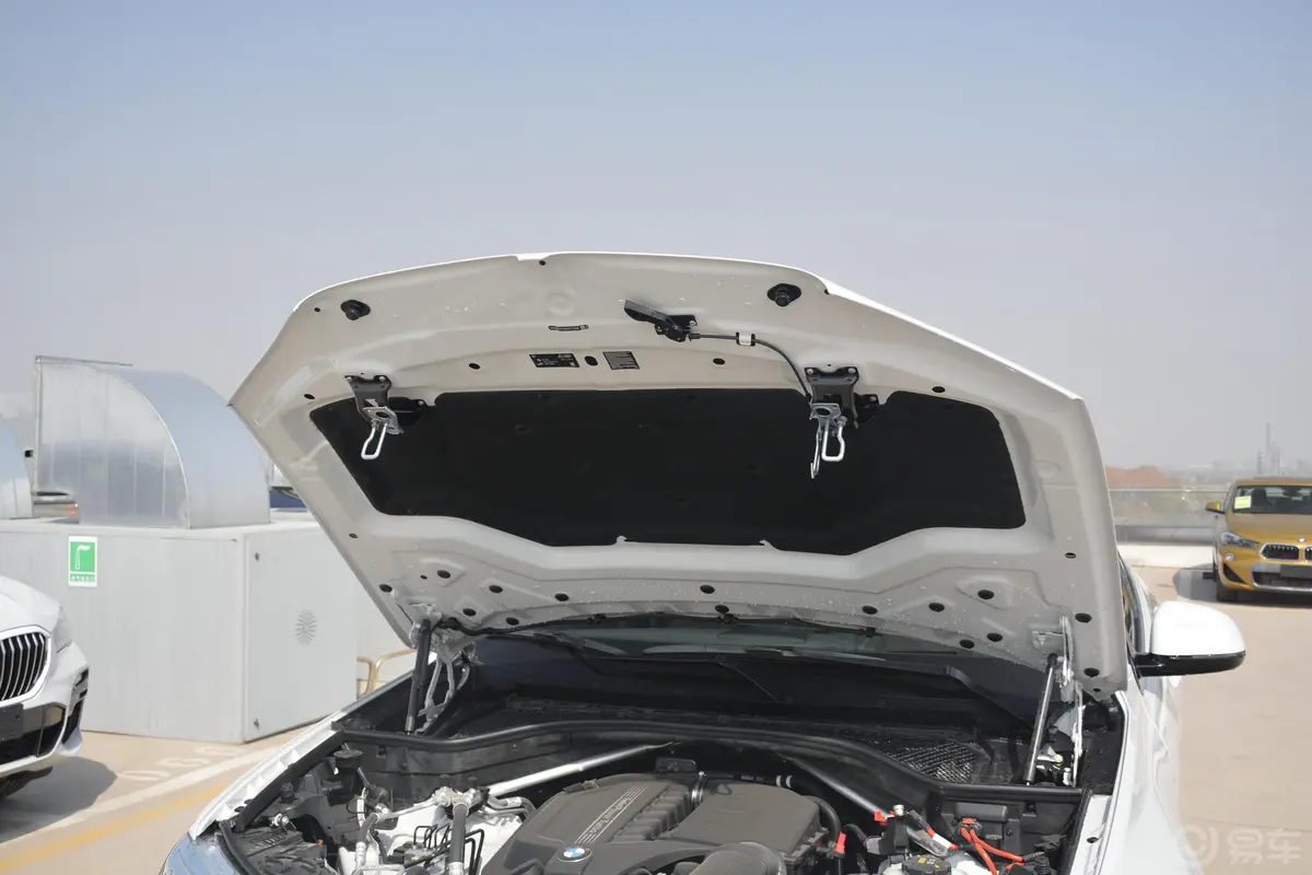 宝马X6xDrive35i 尊享版M运动套装发动机舱盖内侧