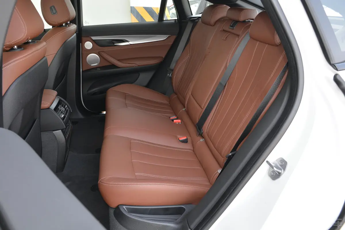 宝马X6xDrive35i 尊享版M运动套装后排座椅