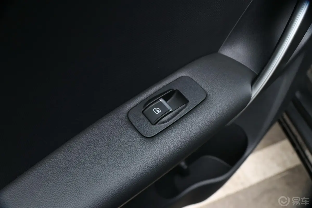 瑞虎3经典版 1.6L CVT 舒适版后车窗调节