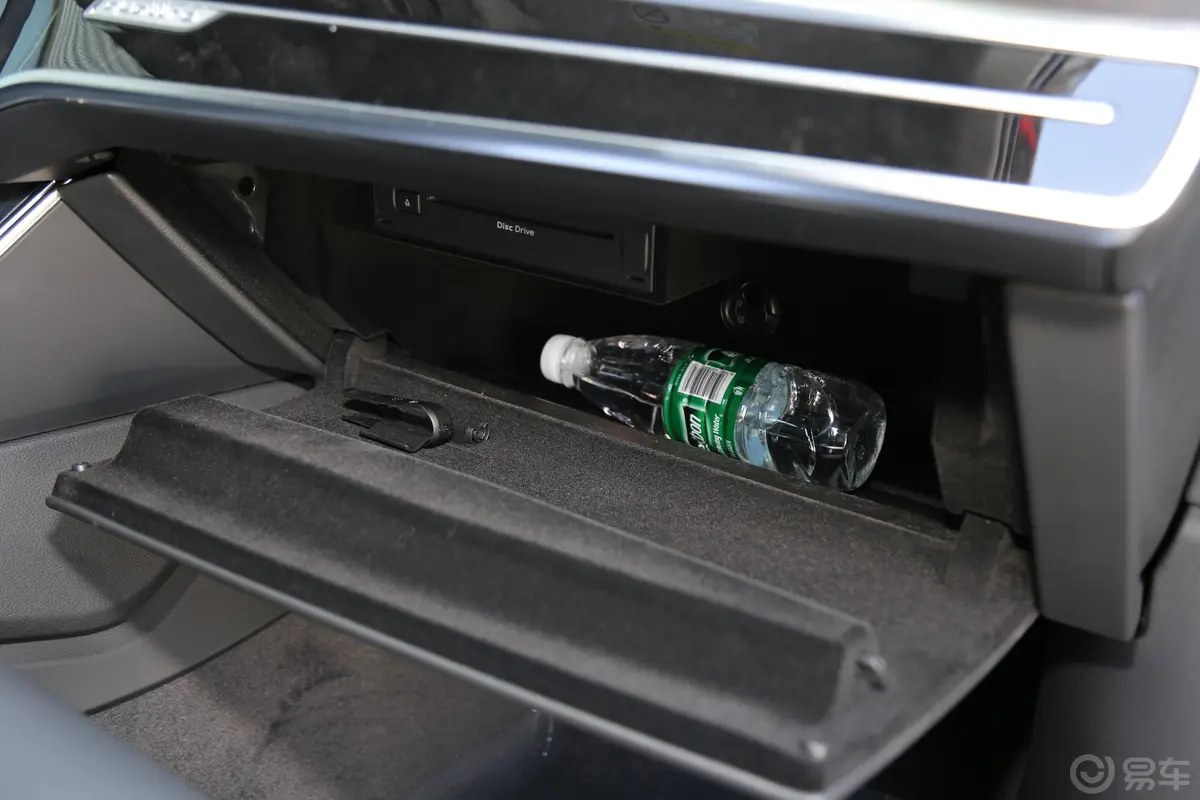 奥迪A6L45 TFSI quattro 尊享致雅版手套箱空间水瓶横置