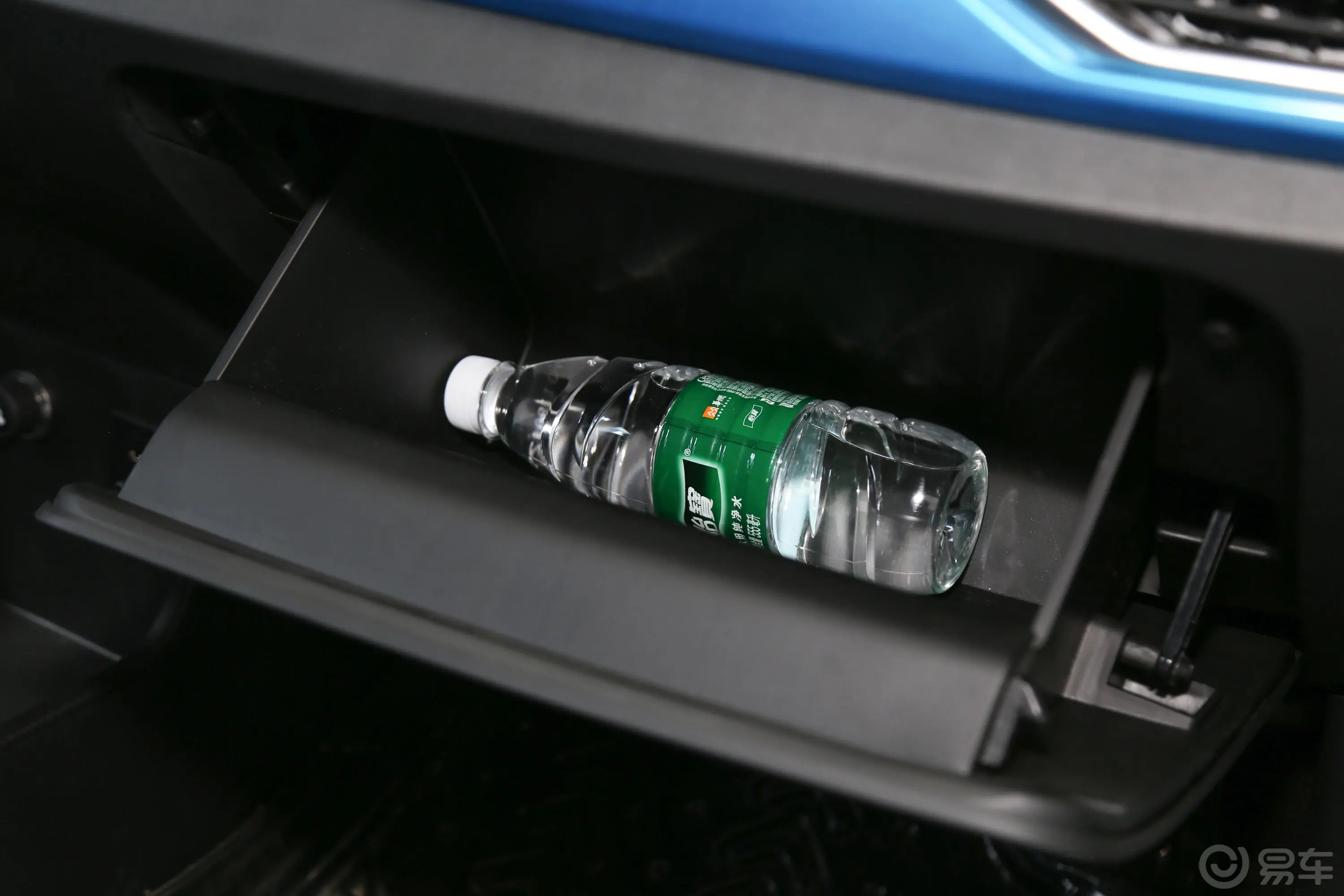 北汽新能源EC3灵动版手套箱空间水瓶横置