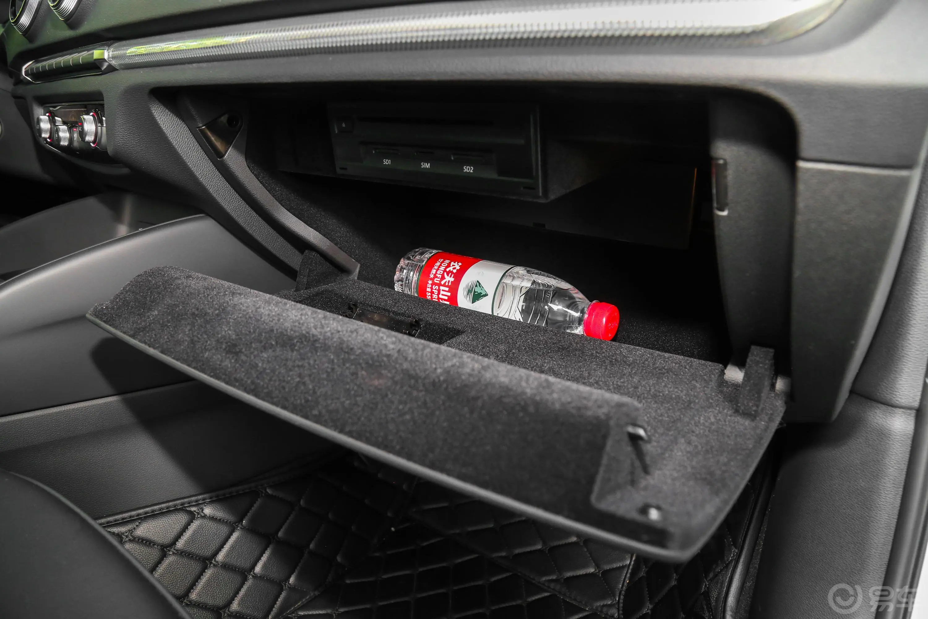 奥迪A3Sportback 40TFSI 风尚版 国V手套箱空间水瓶横置