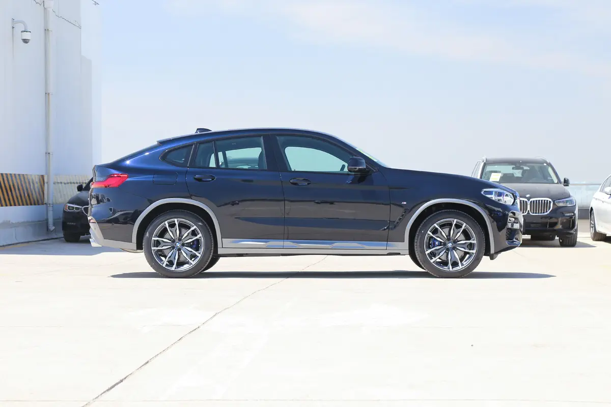 宝马X4xDrive30i M越野套装正侧车头向右水平