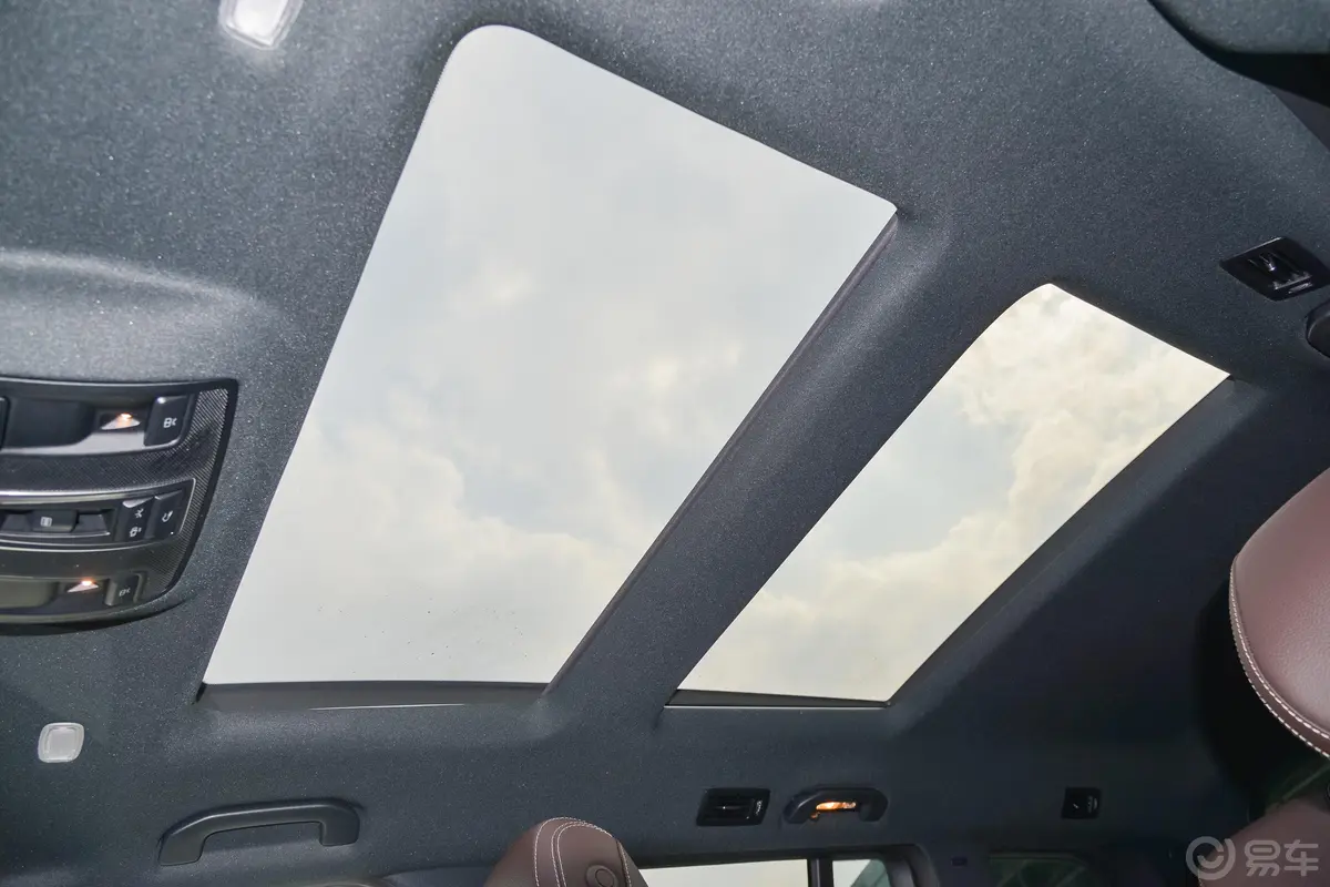 奔驰GLSGLS 400 4MATIC 动感型臻藏版天窗内拍关闭