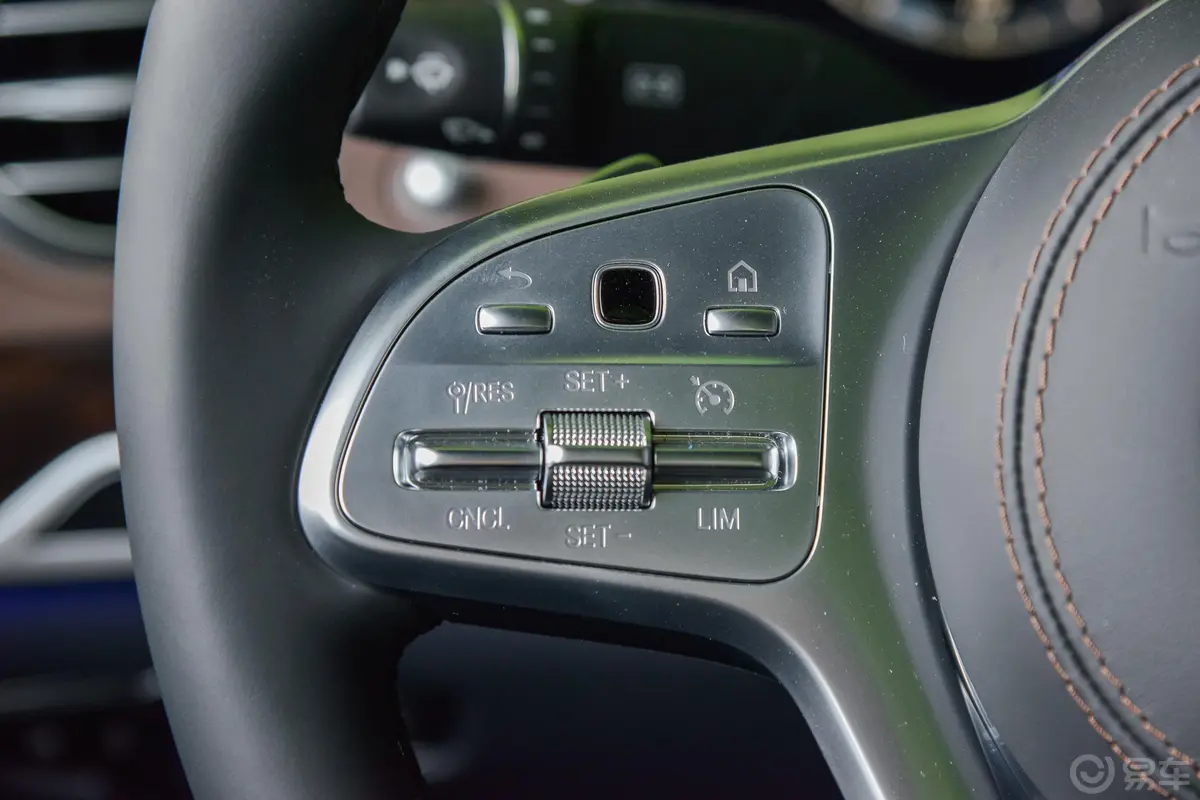 奔驰S级S 350 L 尊贵版左侧方向盘功能按键