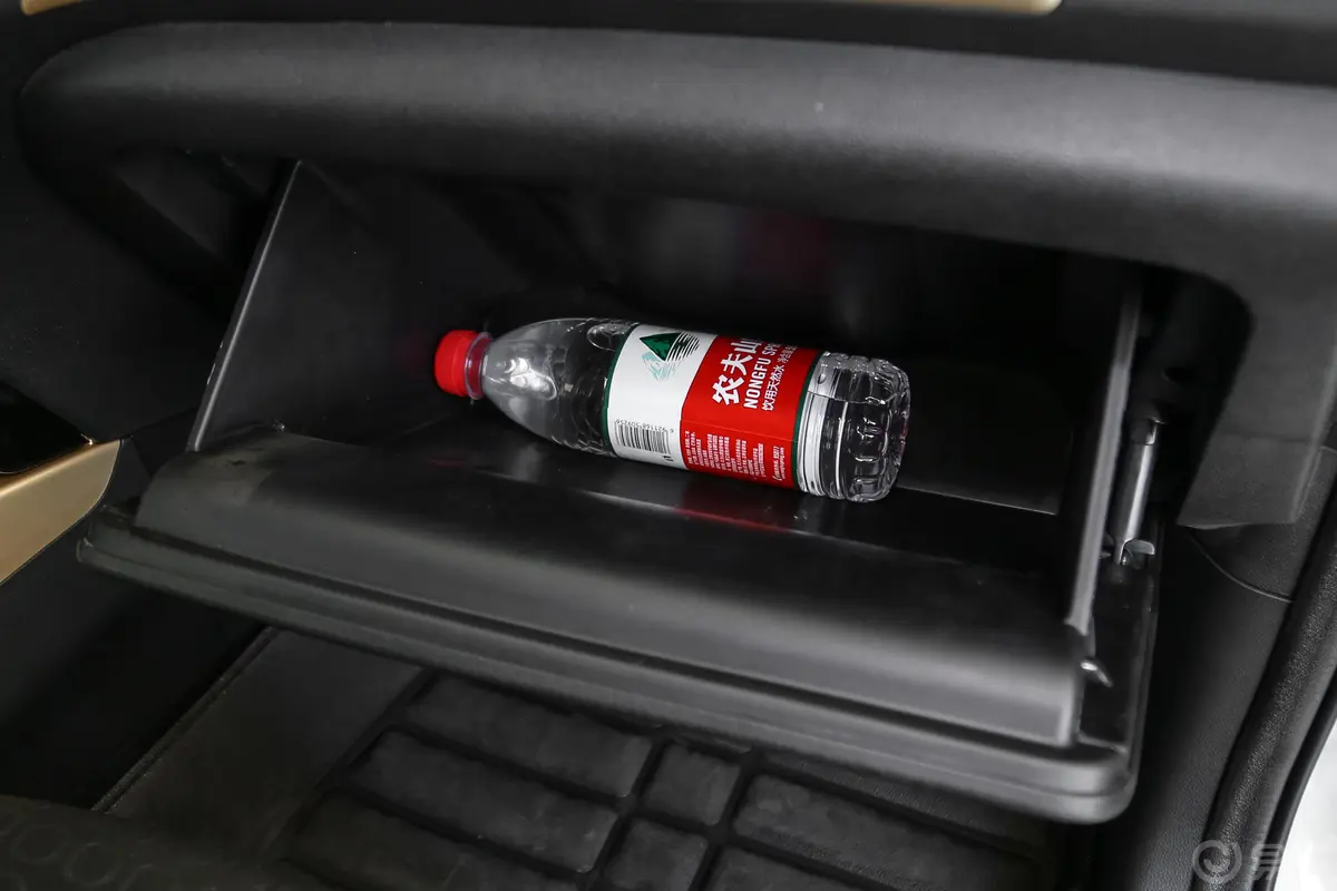 长安CS15 EV400e手套箱空间水瓶横置