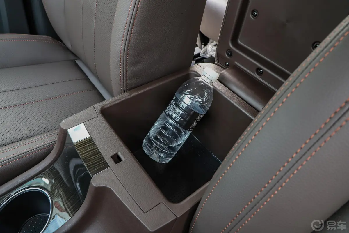 风行M6长轴 1.5T 手动 豪华版 7座前排扶手箱储物格