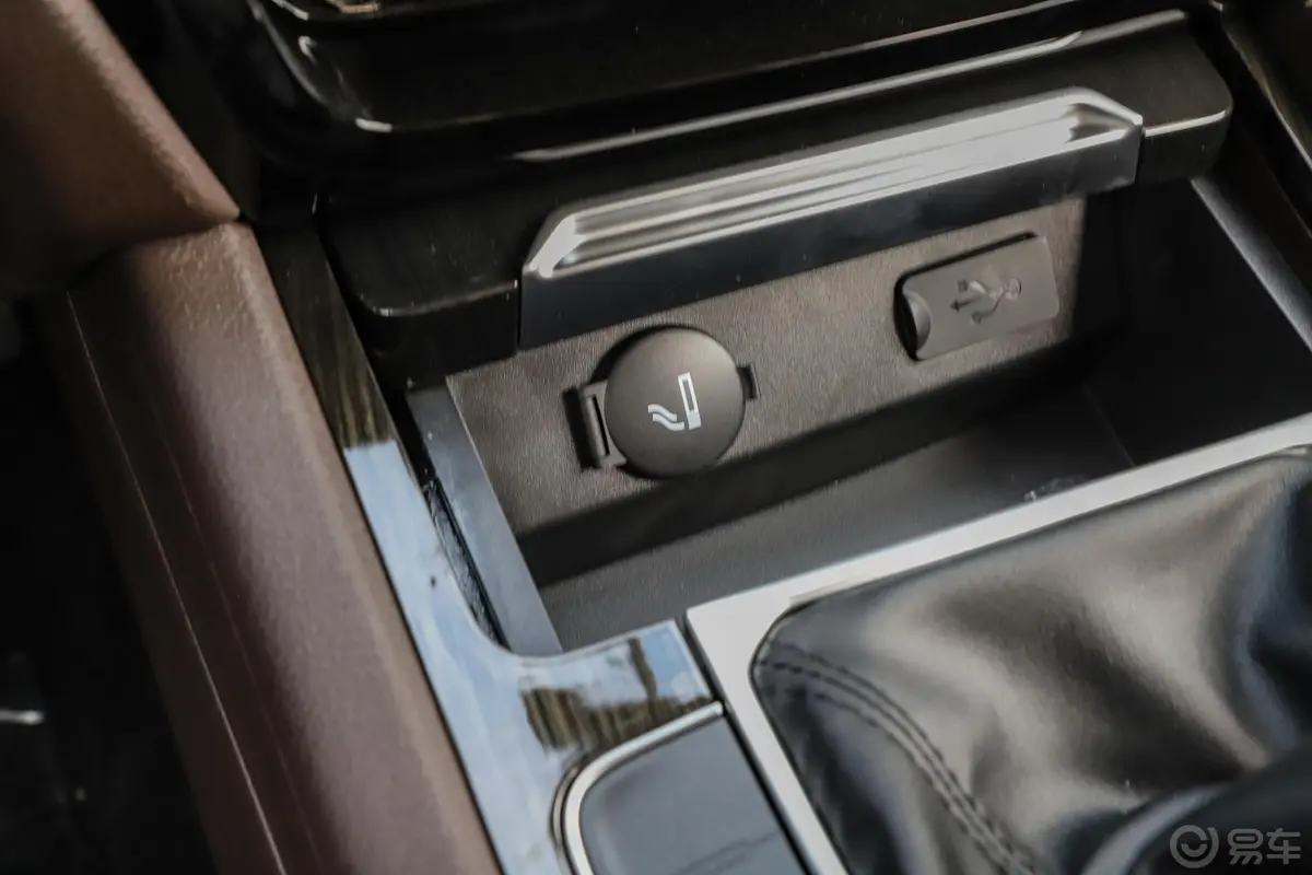 风行M6长轴 1.5T 手动 豪华版 7座内饰