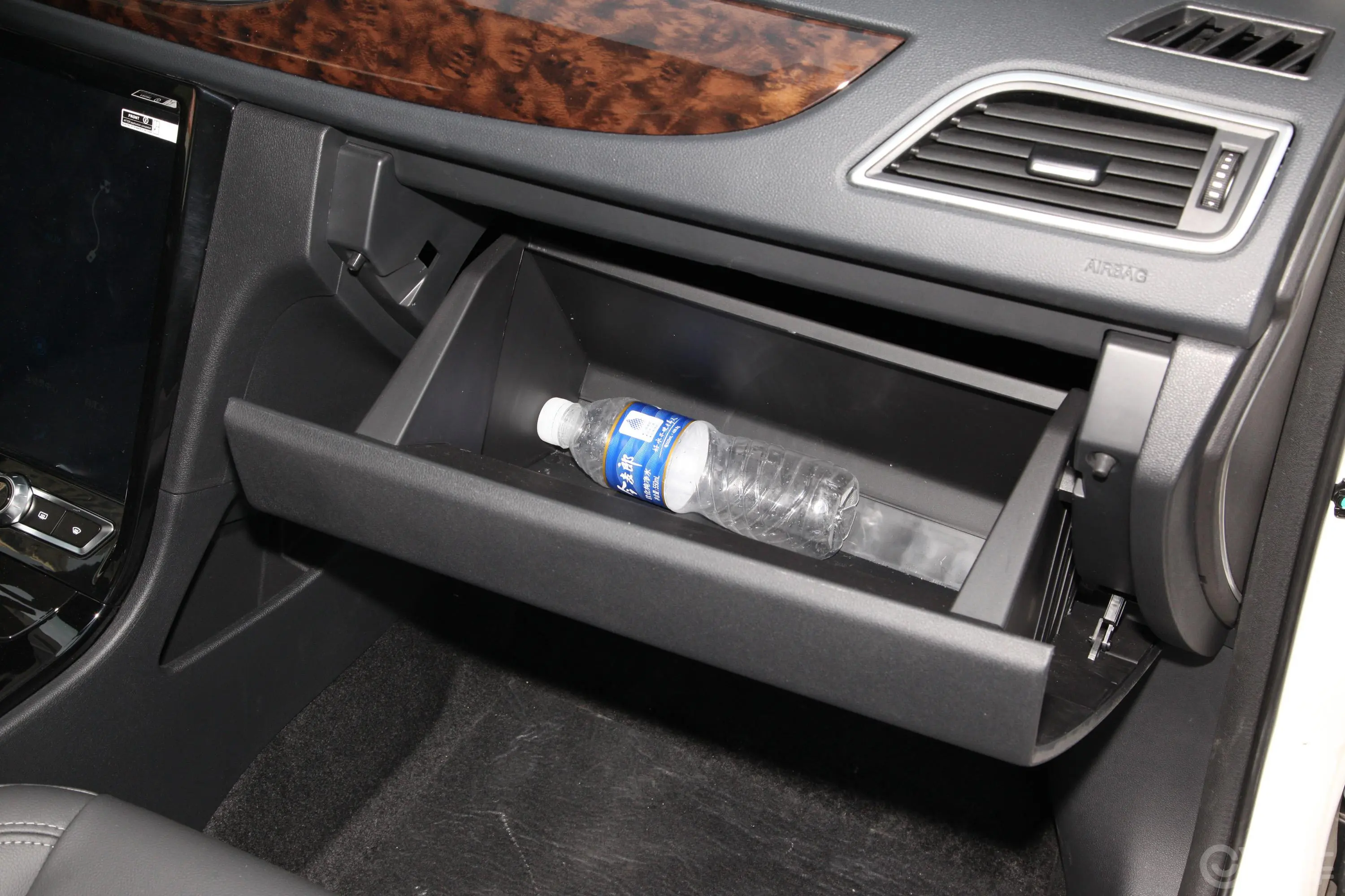 众泰Z500 EVPro 豪华版手套箱空间水瓶横置