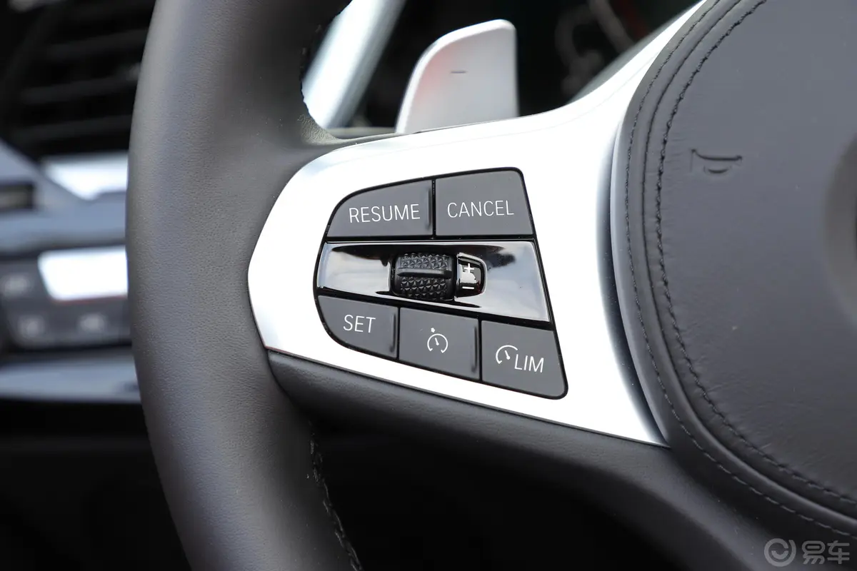 宝马Z4sDrive 25i M运动耀夜套装左侧方向盘功能按键