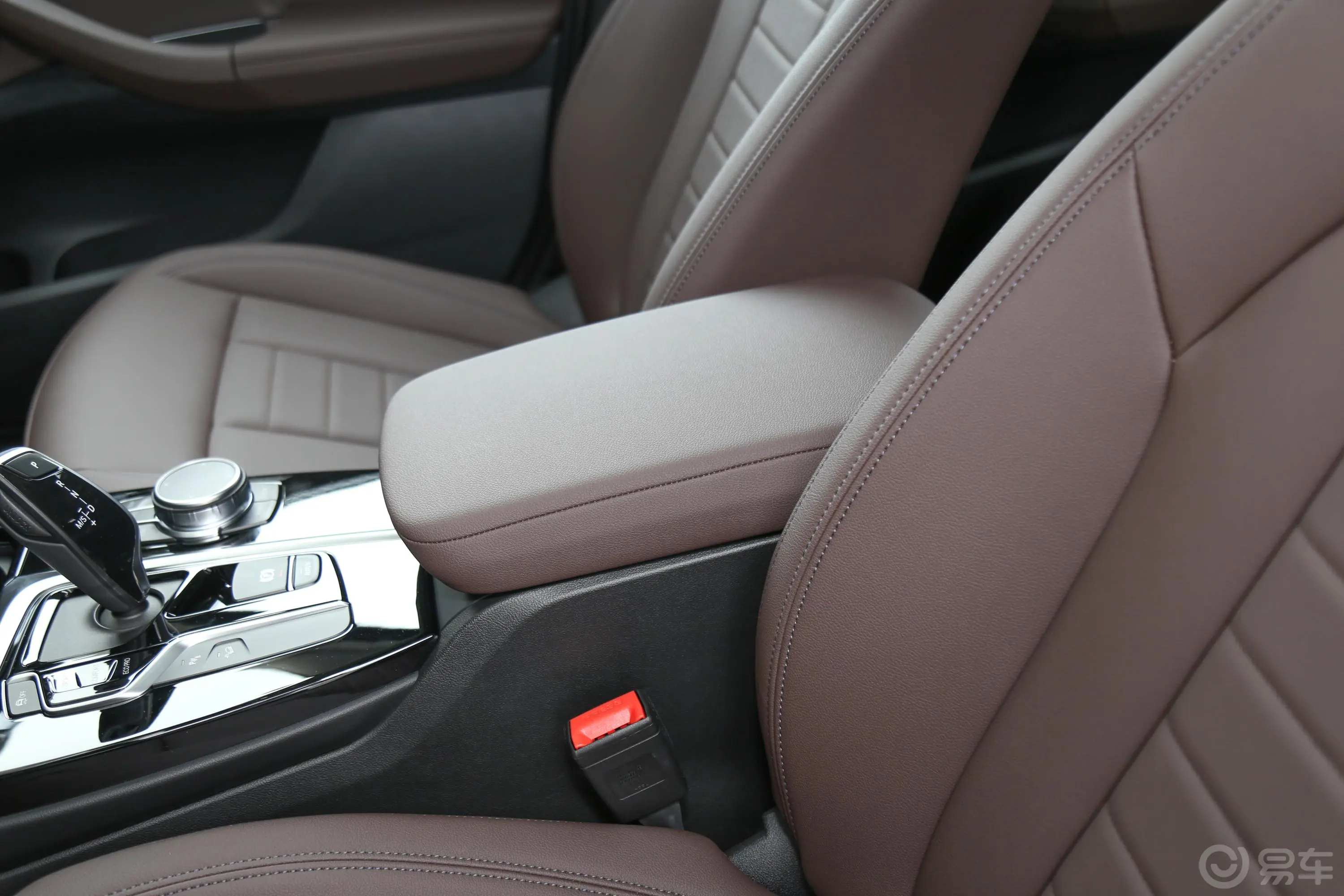 宝马X3xDrive 25i M钛金特别版前排中央扶手