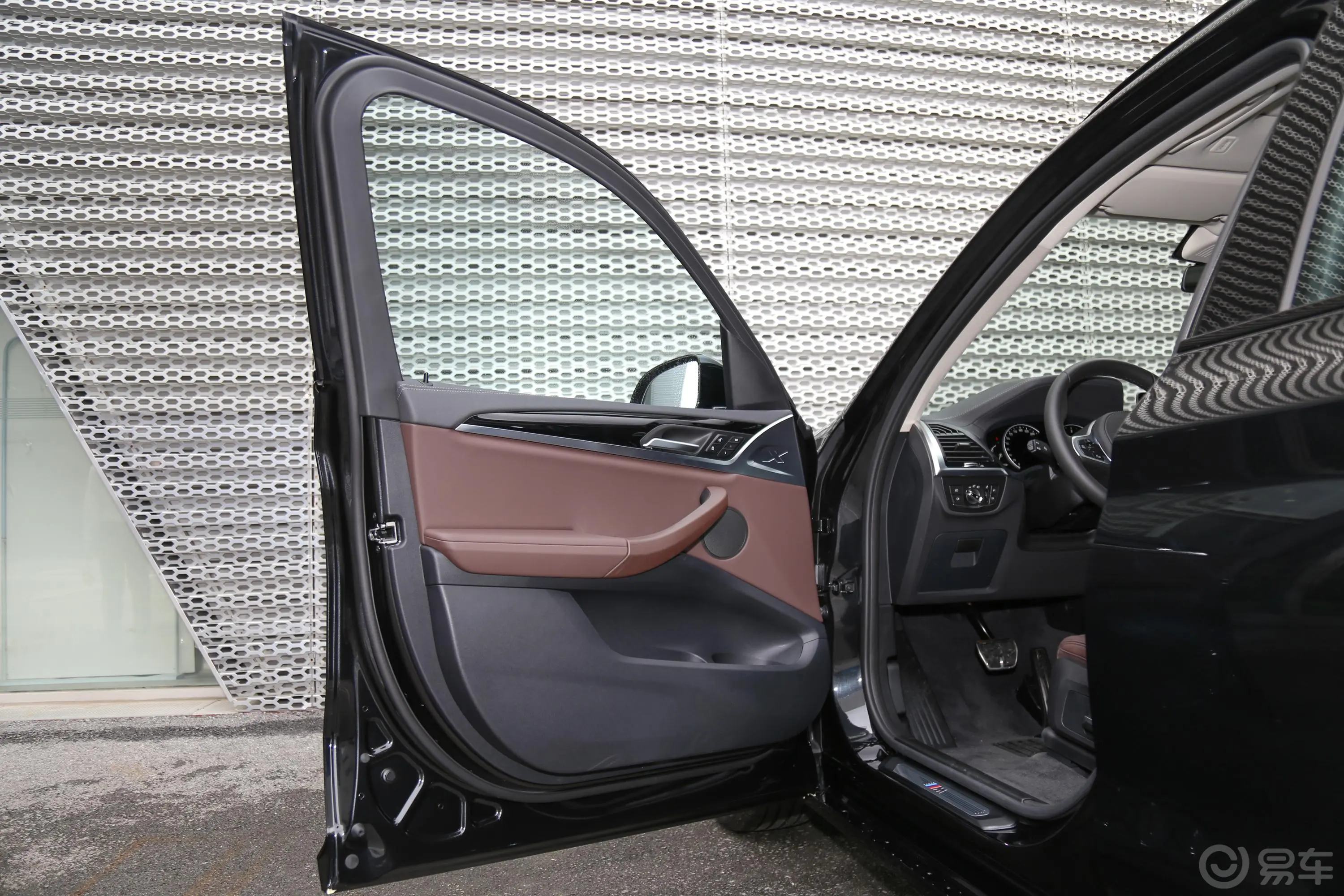 宝马X3xDrive 25i M钛金特别版驾驶员侧前车门